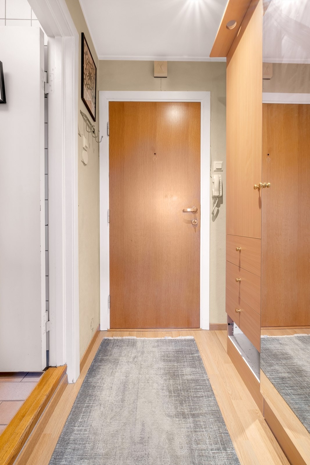 Et større garderobeskap som medfølger leiligheten er montert i entreen, rett utenfor badet. Galleribilde