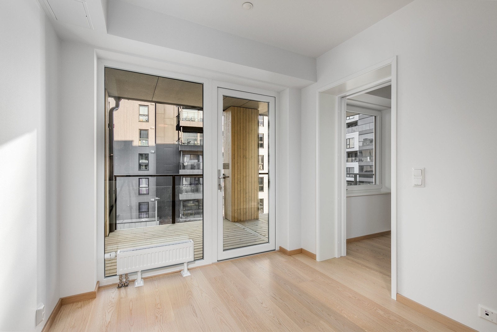 Store vinduer sørger for rikelig med innslipp av naturlig lys Galleribilde