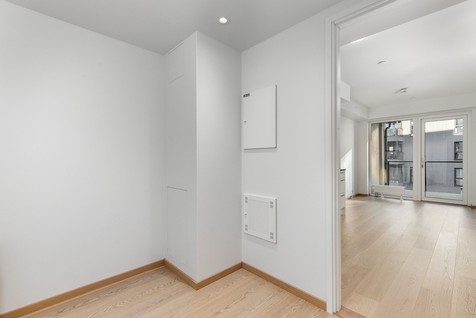 Flott entré som gir et godt førsteinntrykk. God avsatt plass til skapinnredning. Galleribilde