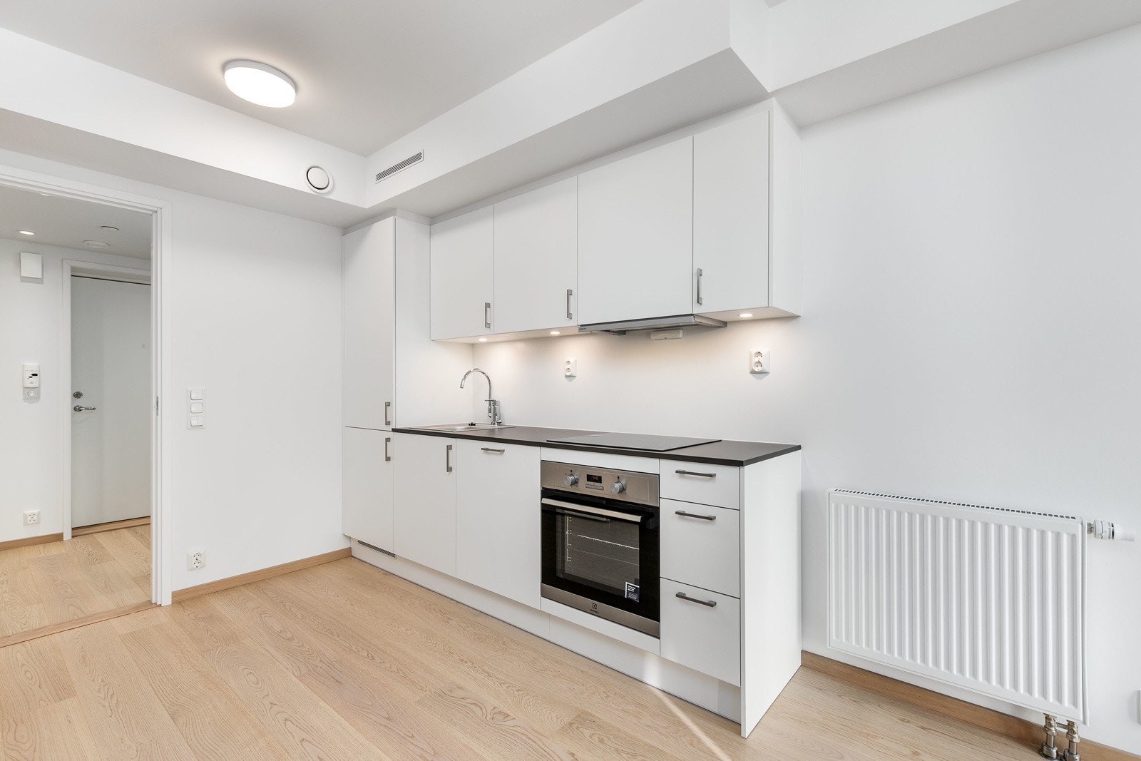 Kjøkkenet har integrert kjøl/frys, ovn, steketopp, oppvaskmaskin og uttrekkbar vifte. Belysning under skapinnredning. Galleribilde