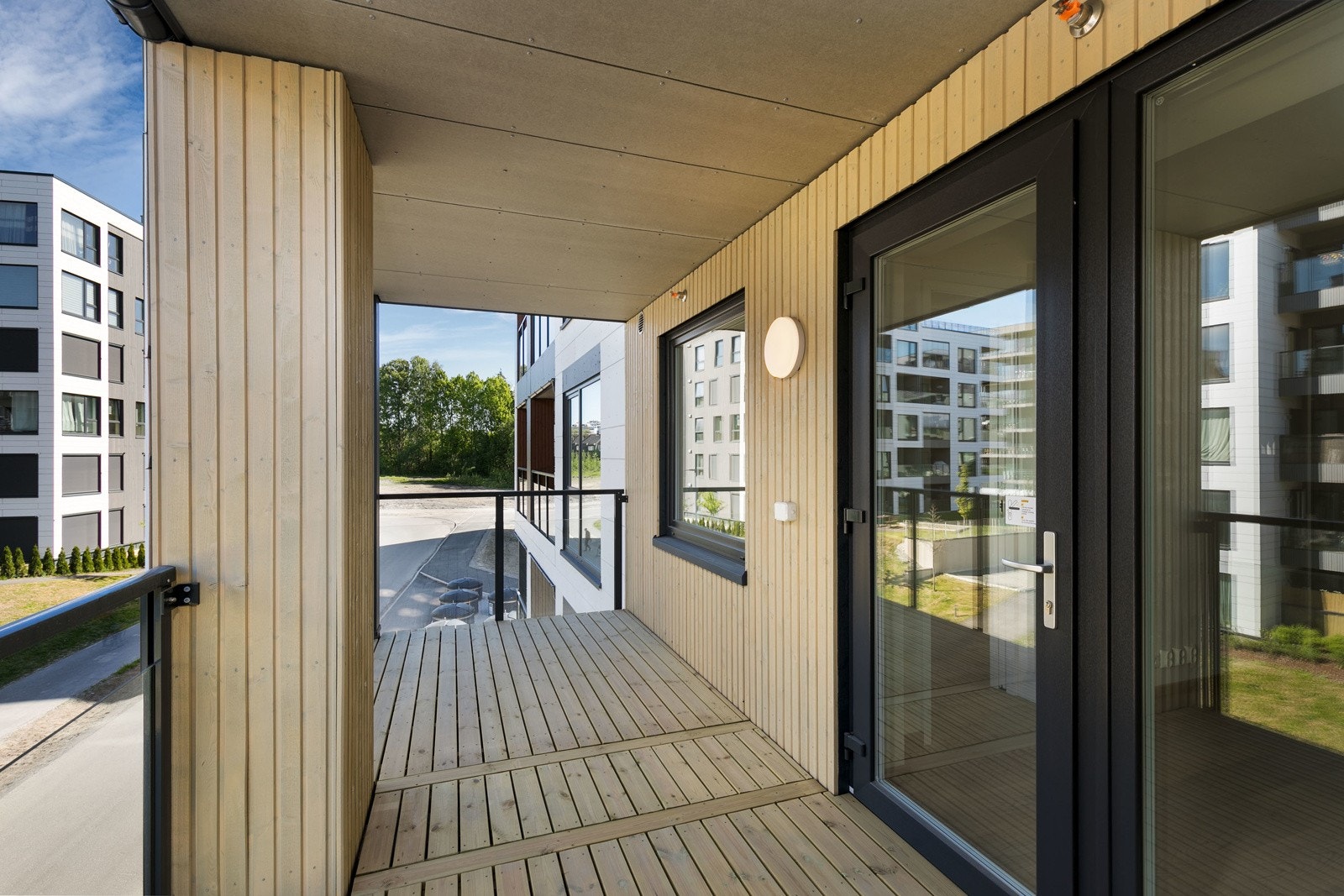 God plass til utemøbler på balkongen Galleribilde