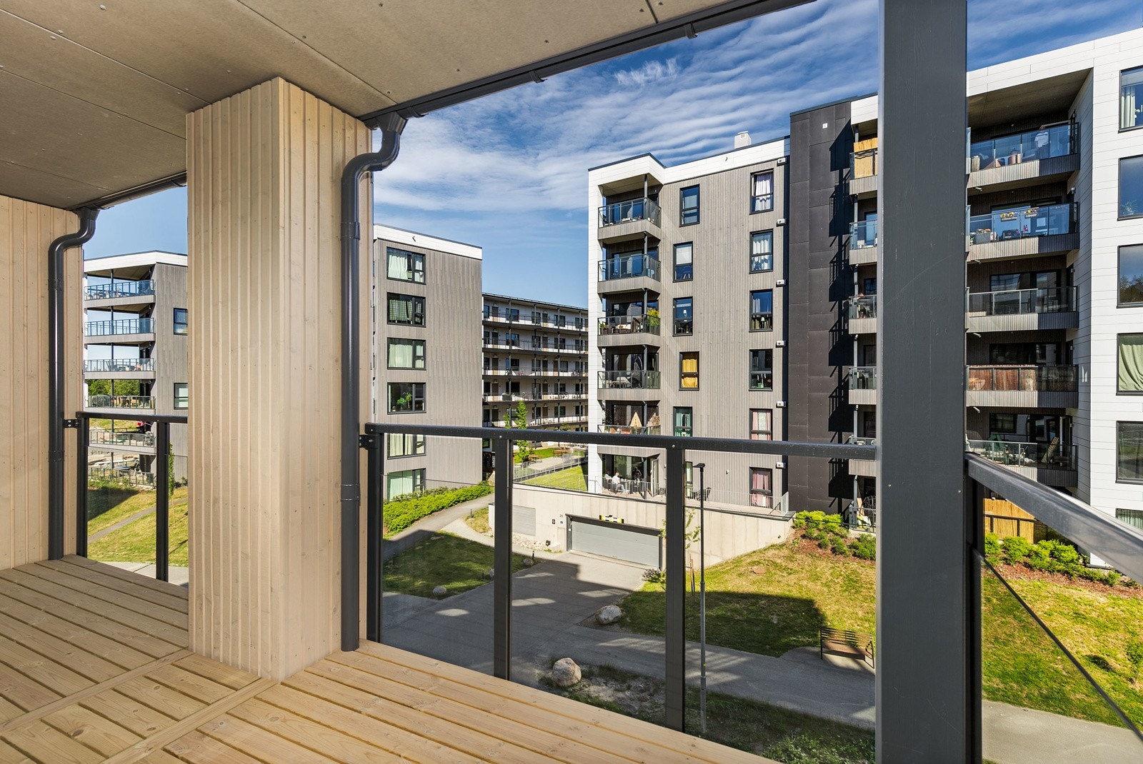 Utgang til flott vestvendt balkong på 10 kvm. Galleribilde