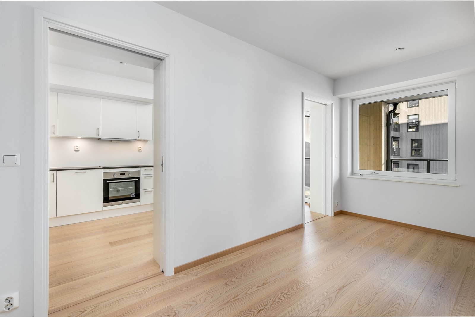 Soverommet har god plass til en større dobbeltseng med tilhørende nattbord Galleribilde