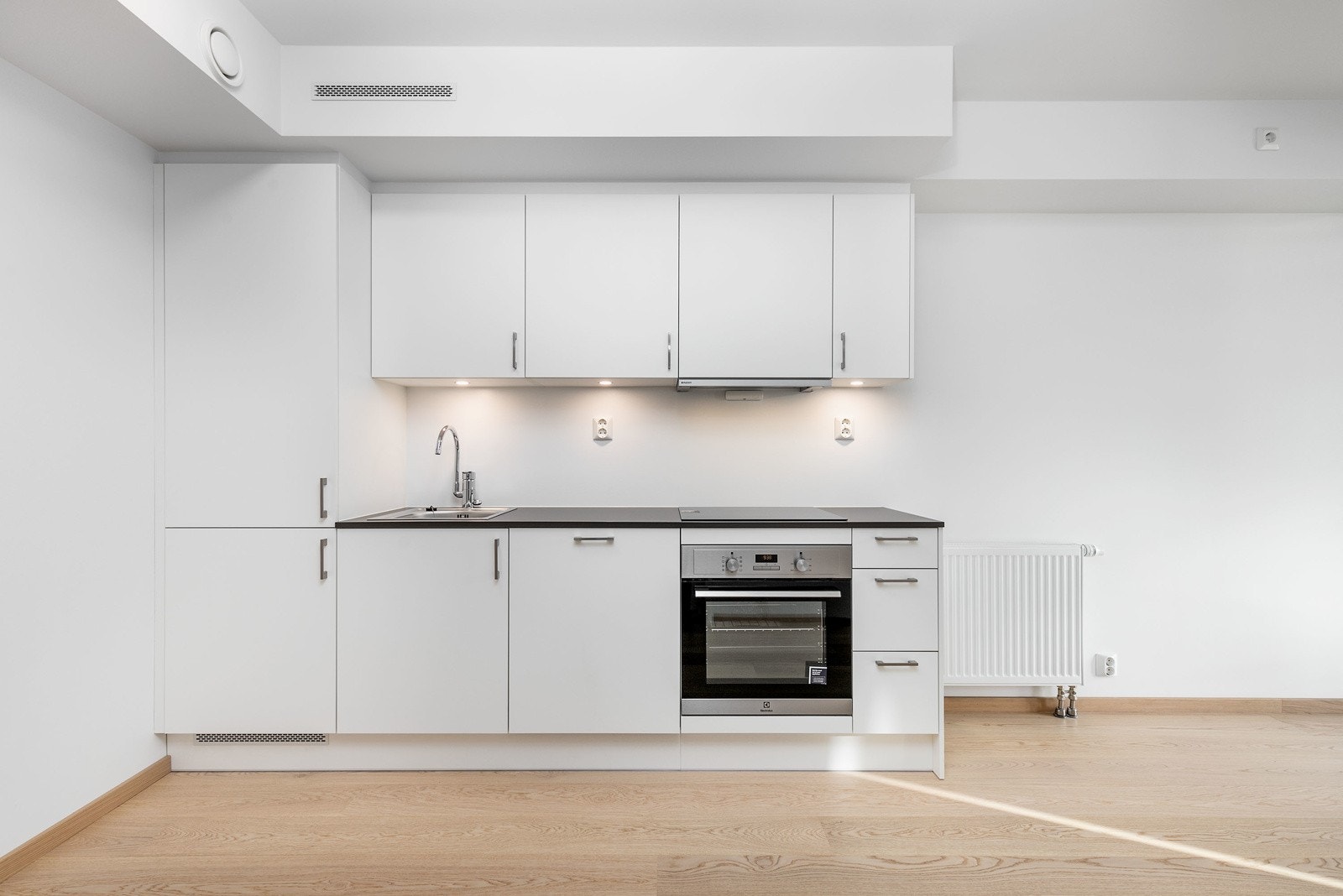 Lekkert kjøkken med integrerte hvitevarer. Her har man alt man trenger for å tilberede alle dagens måltider Galleribilde