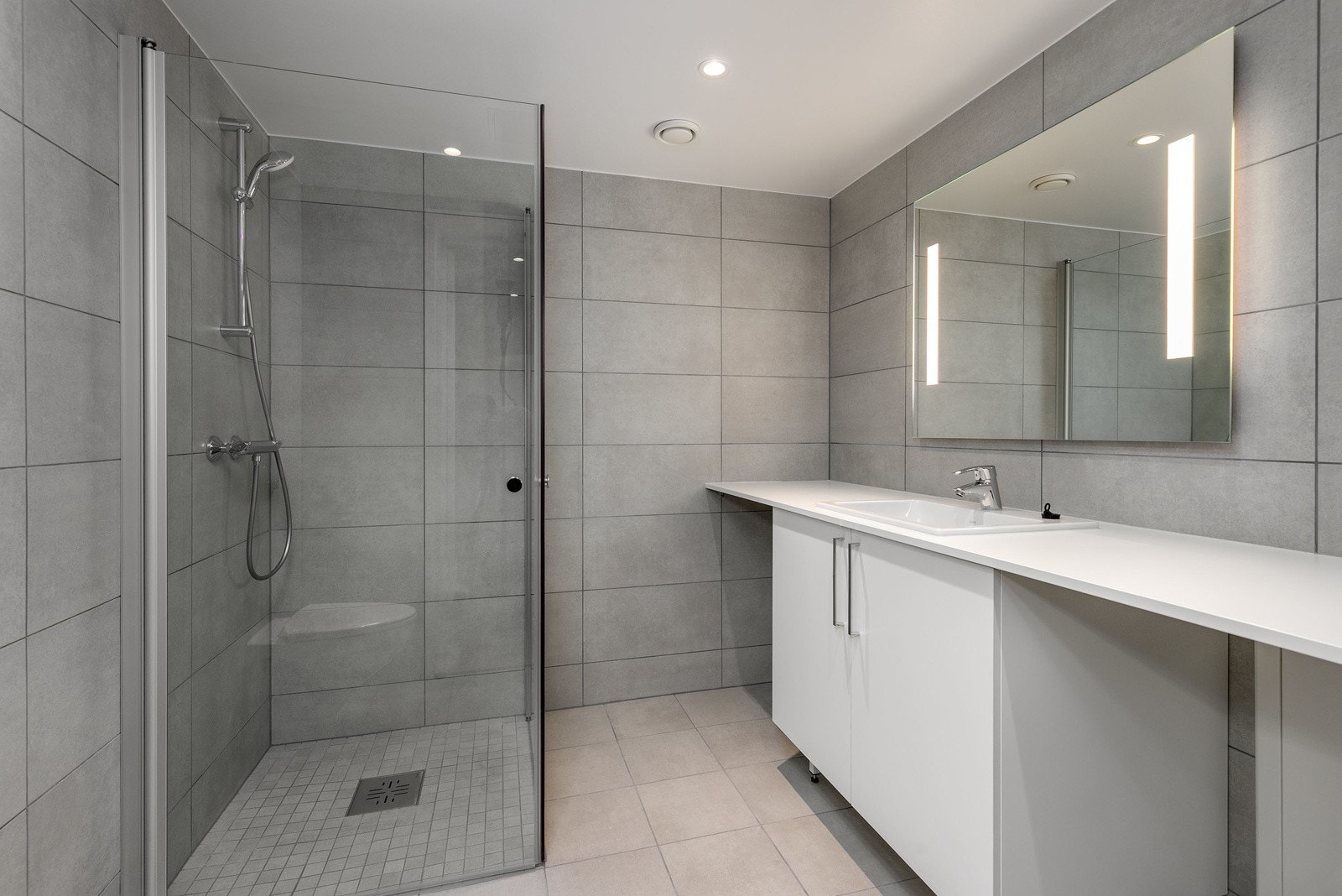 Delikat flislagt bad med alt man trenger for å få en fin start på dagen. Varmekabler i gulv. Galleribilde