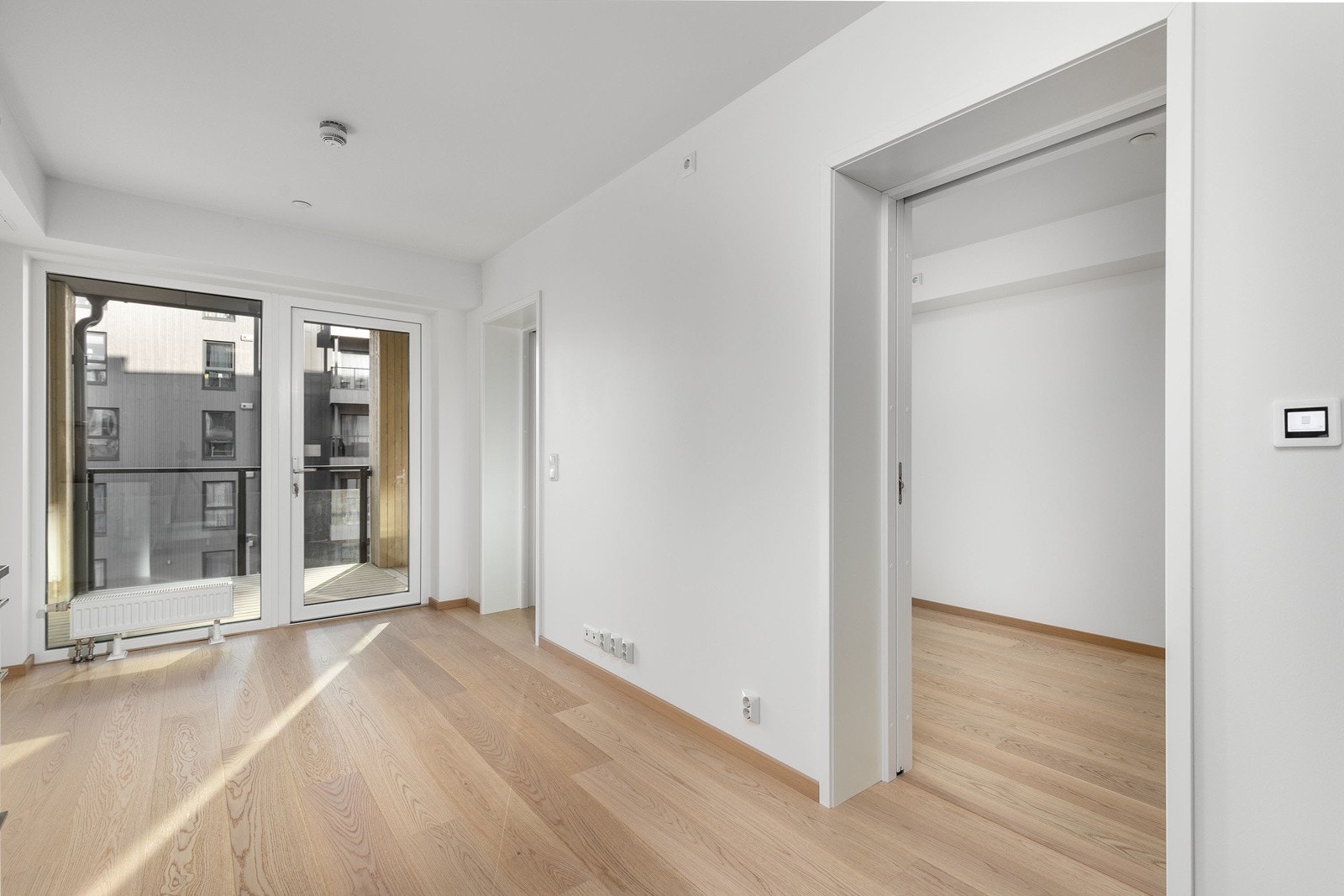 Leiligheten har en gjennomført høy standard, med 1-stavs hvitpigmentert eikeparkett og listfrie vindussmyg. Galleribilde