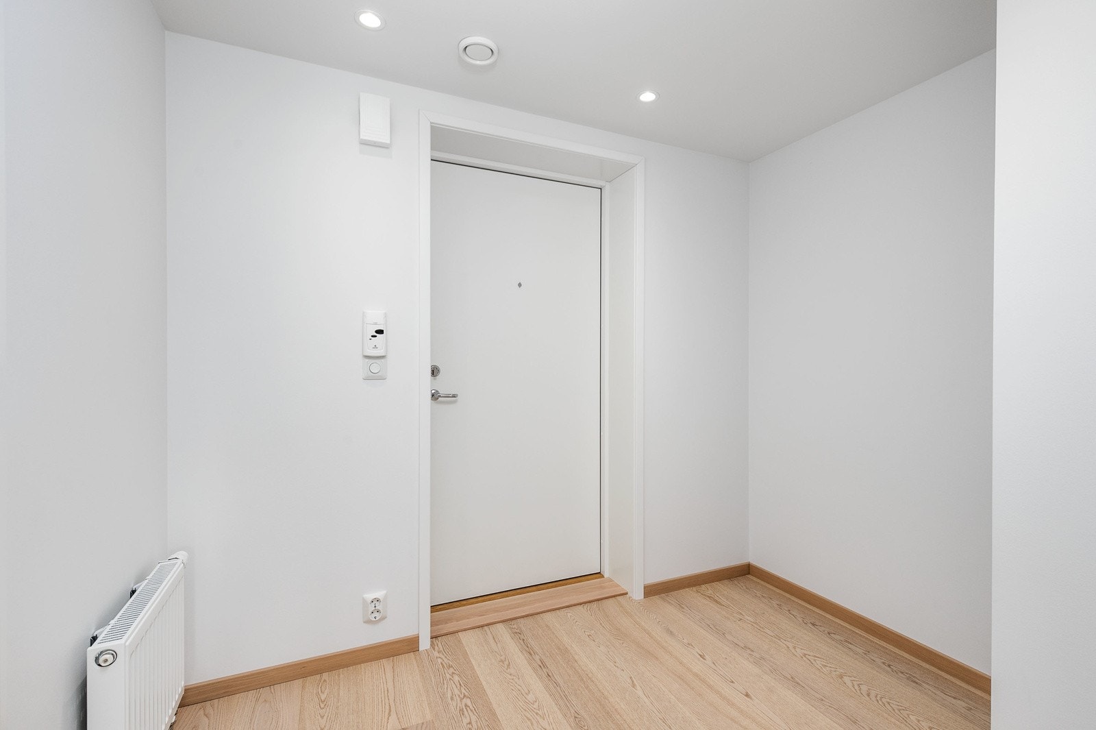 Flott entré som gir et godt førsteinntrykk. God avsatt plass til skapinnredning. Galleribilde