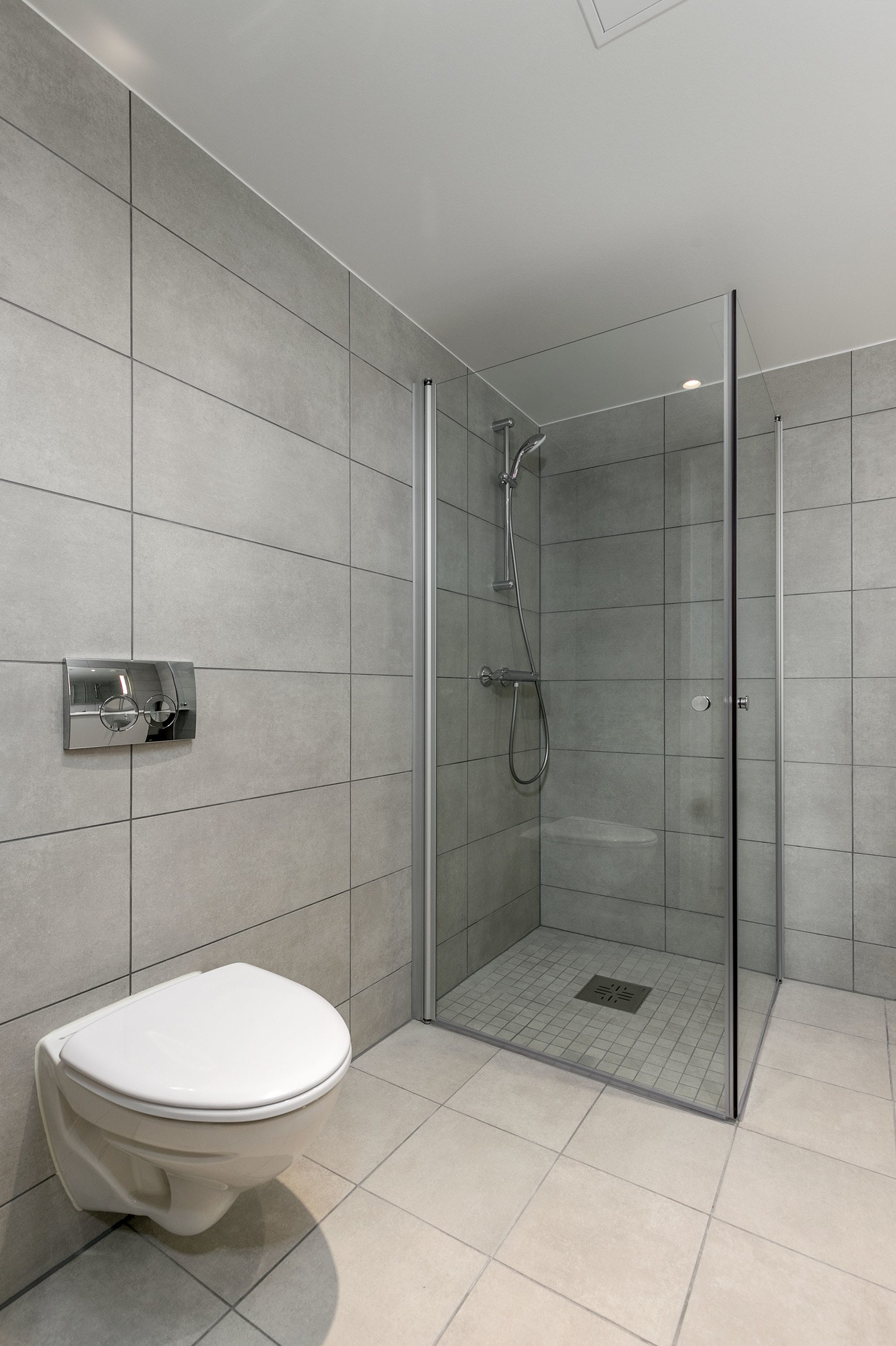 Innfellbare dusjdører. Opplegg for vaskemaskin. Galleribilde