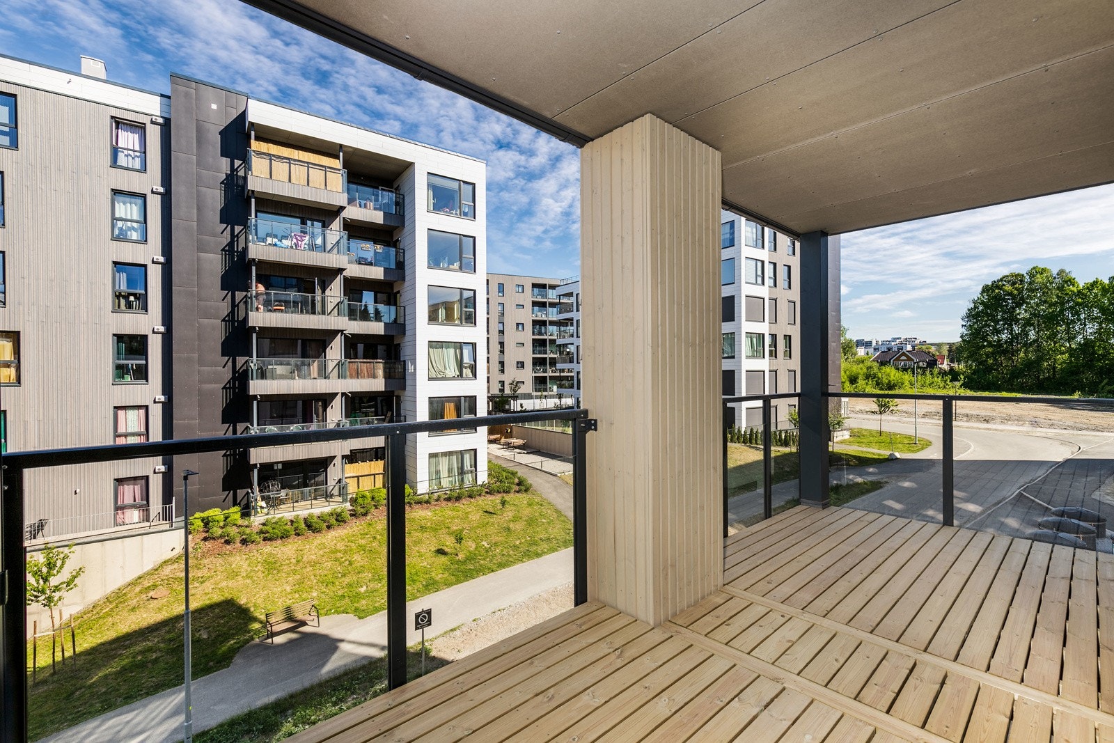 Utgang til flott vestvendt balkong på 10 kvm. Galleribilde