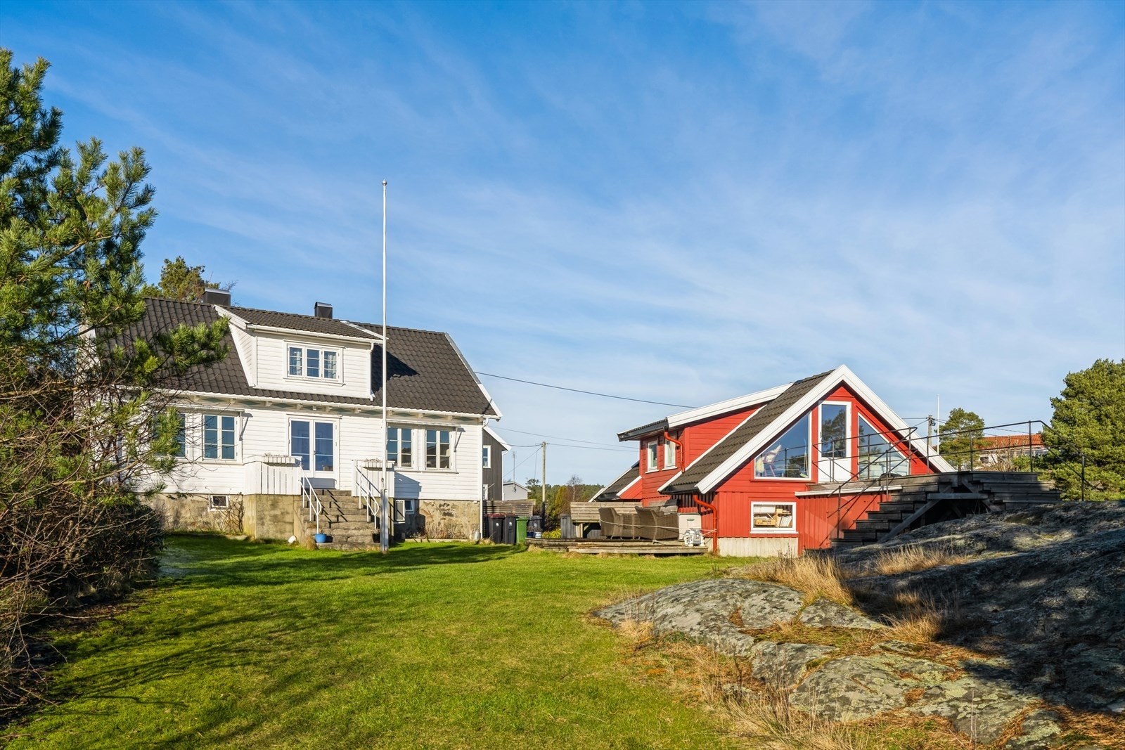 Eneboligen og garasje til høyre Galleribilde