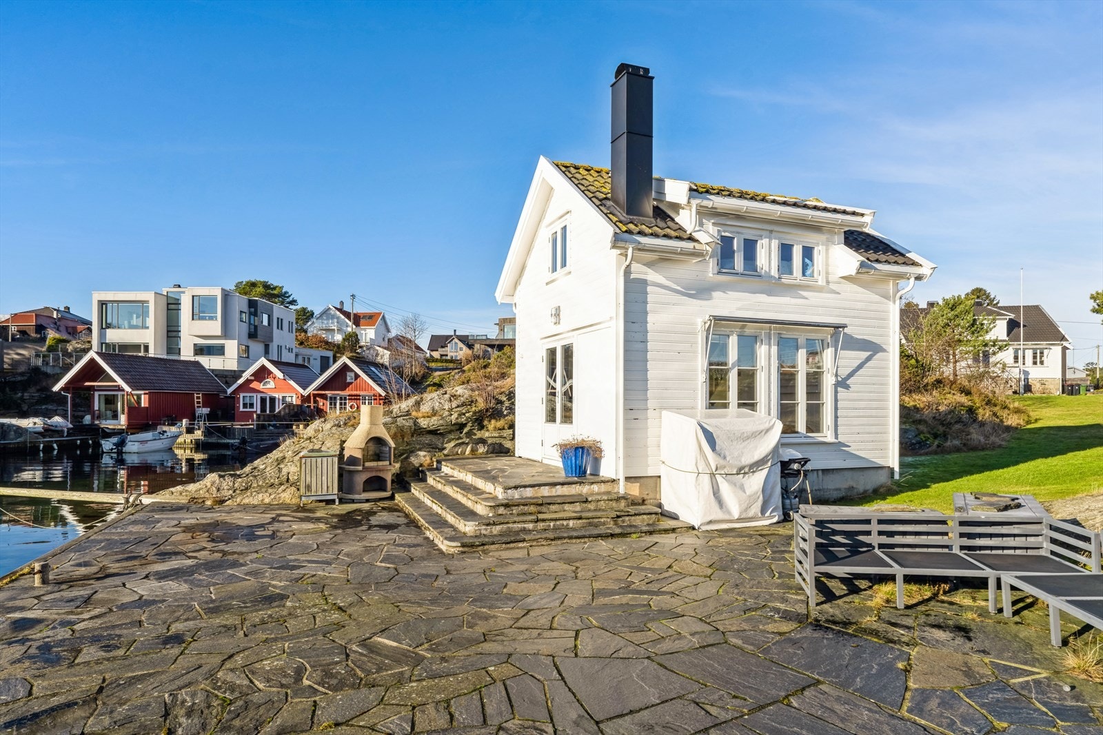 Sjøboden ligger flott til på den svært romslige brygga. Den er fullt innredet med kjøkken og bad, og er godkjent for såkalt kombinert bruk. Å våkne til bølgeskvulp og terneskrik er en helt spesiell opplevelse. Galleribilde