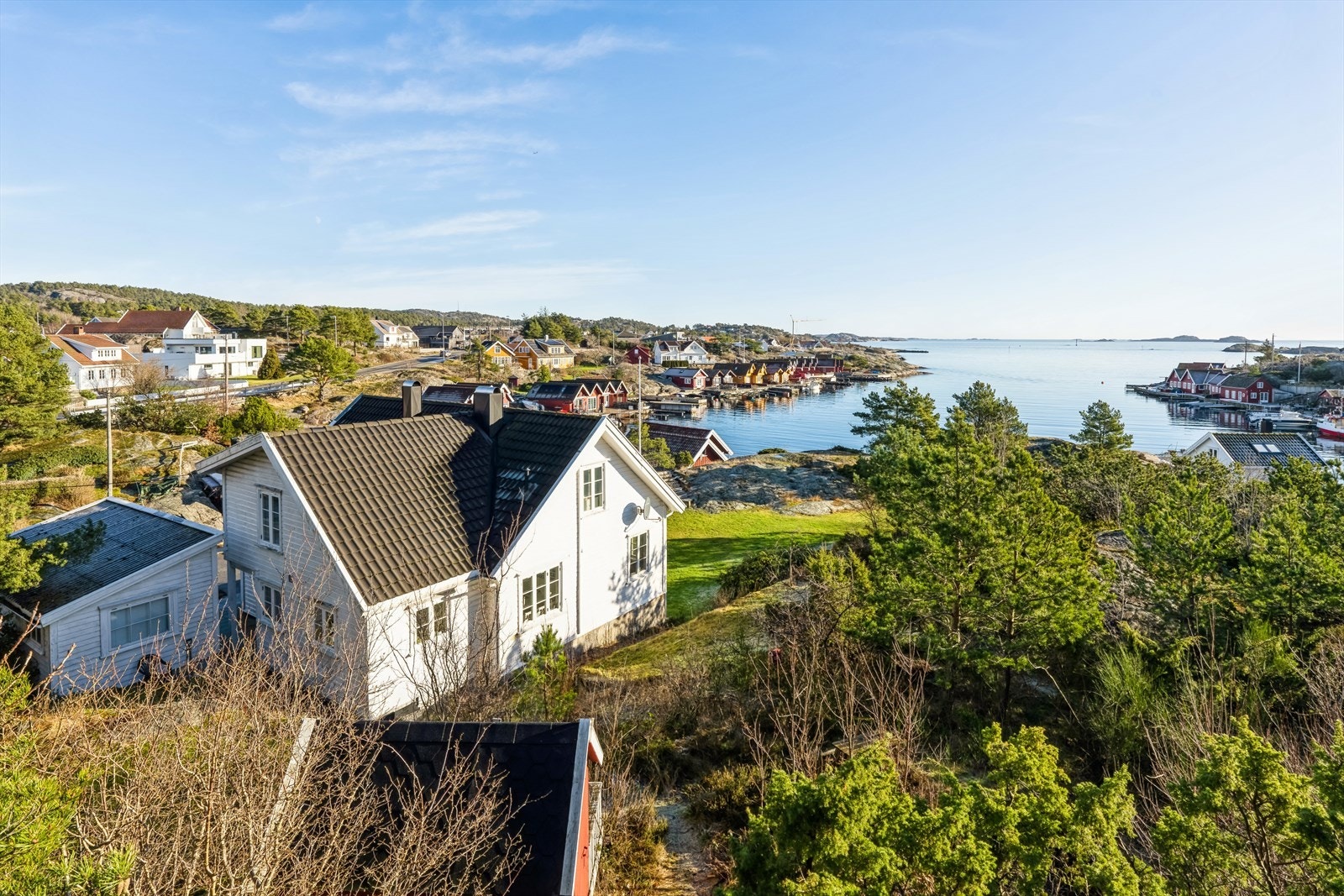 Det meste av den store tomten på 4,7 mål er fortsatt uberørt naturområde hvor man kan plukke ville stikkelsbær, kirsebær, bringebær og blåbær. Bjørnebær er det også rikelig av. Det hersker en lun stemning på eiendommen som bare må oppleves! Galleribilde