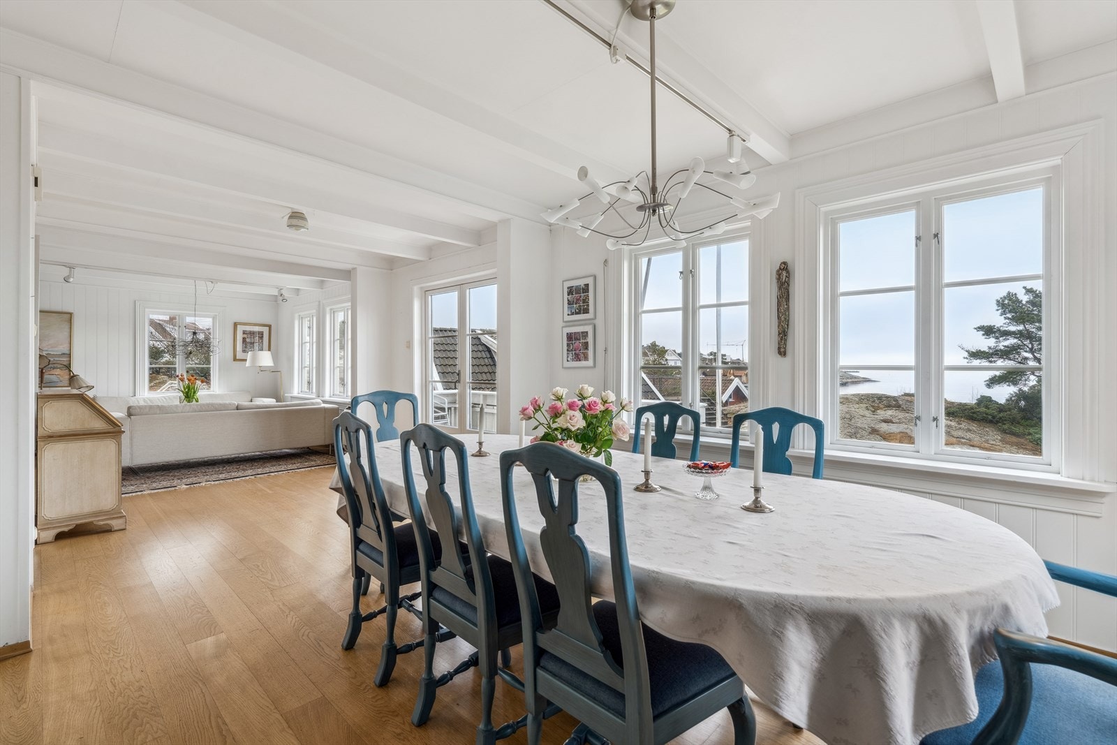 Lys og luftig spisestue med store vinduer som gir fantastisk utsikt mot sjøen og omkringliggende natur Galleribilde