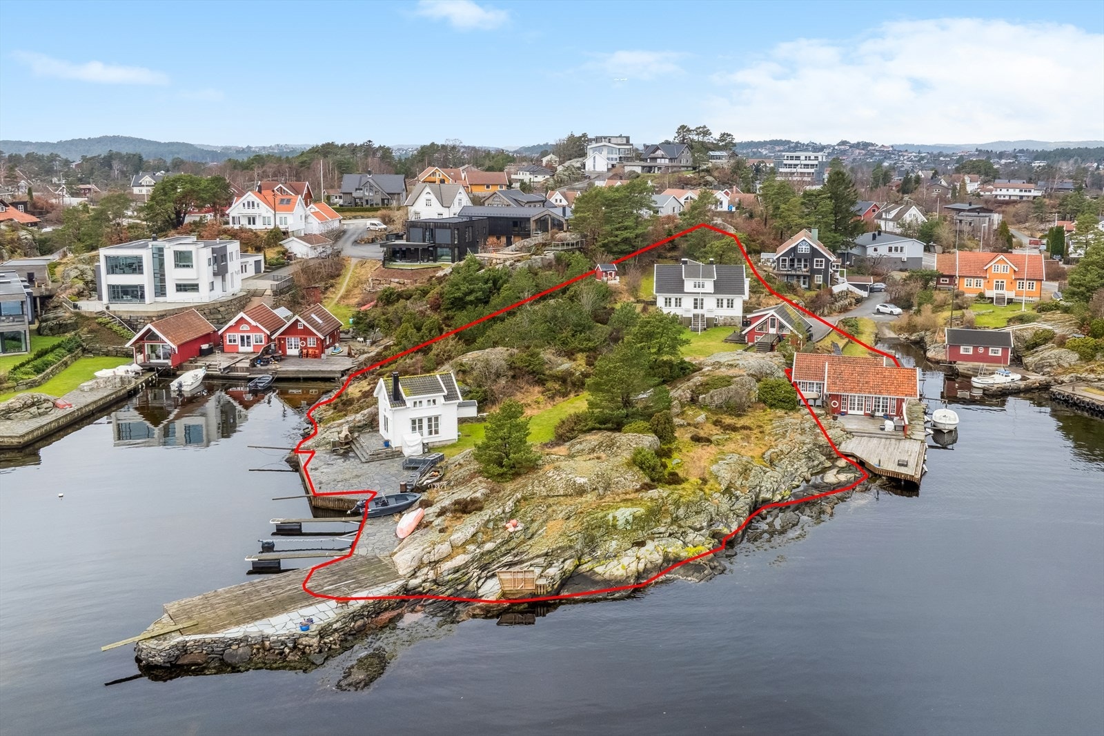 Spektakulær eiendom med enebolig, sjøbod, bryggeanlegg og garasje på Langenes. Perfekt for båtliv og rolig tilværelse i naturskjønne omgivelser. Galleribilde