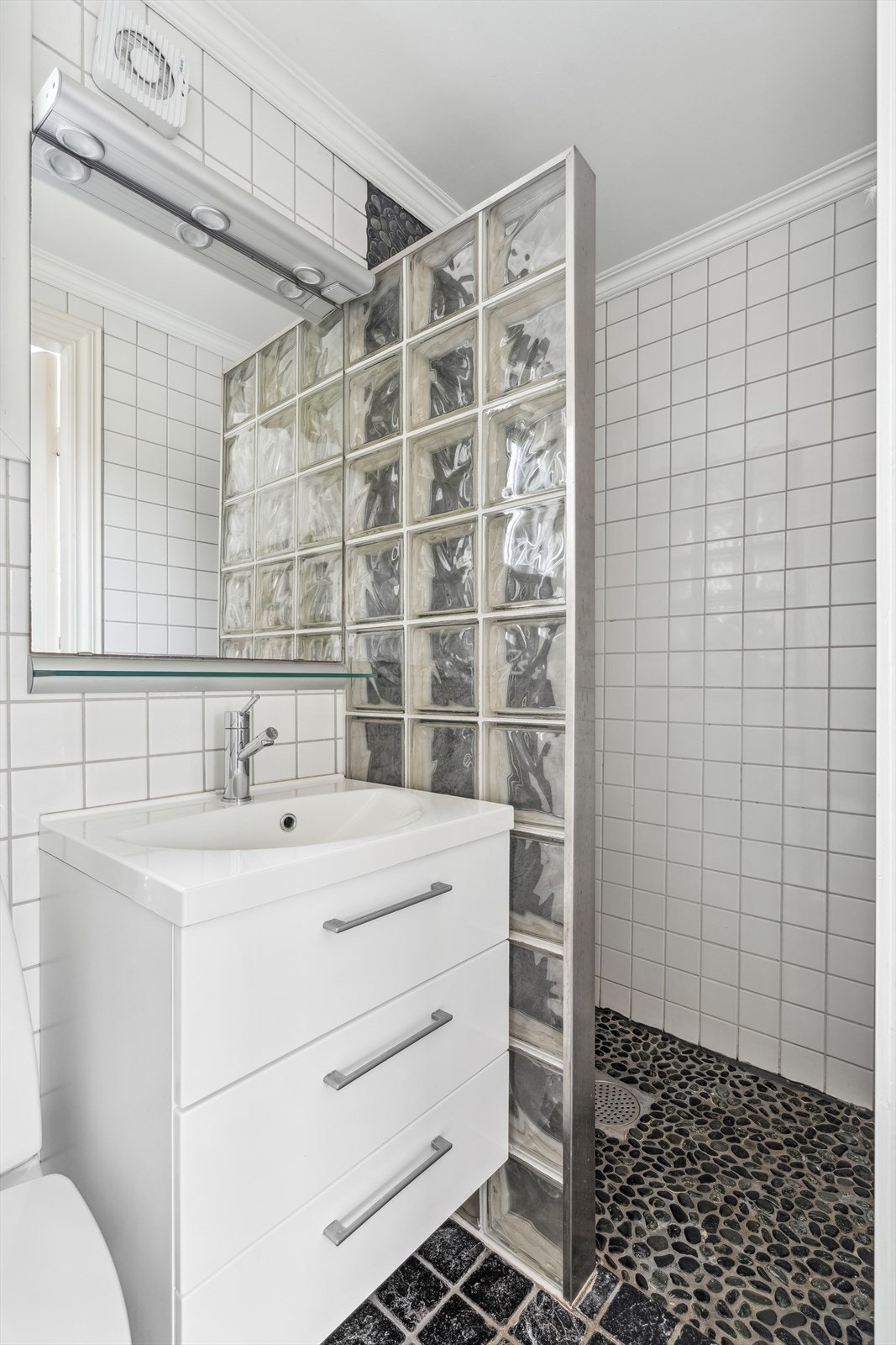 Toalett med dusj i sjøbod Galleribilde