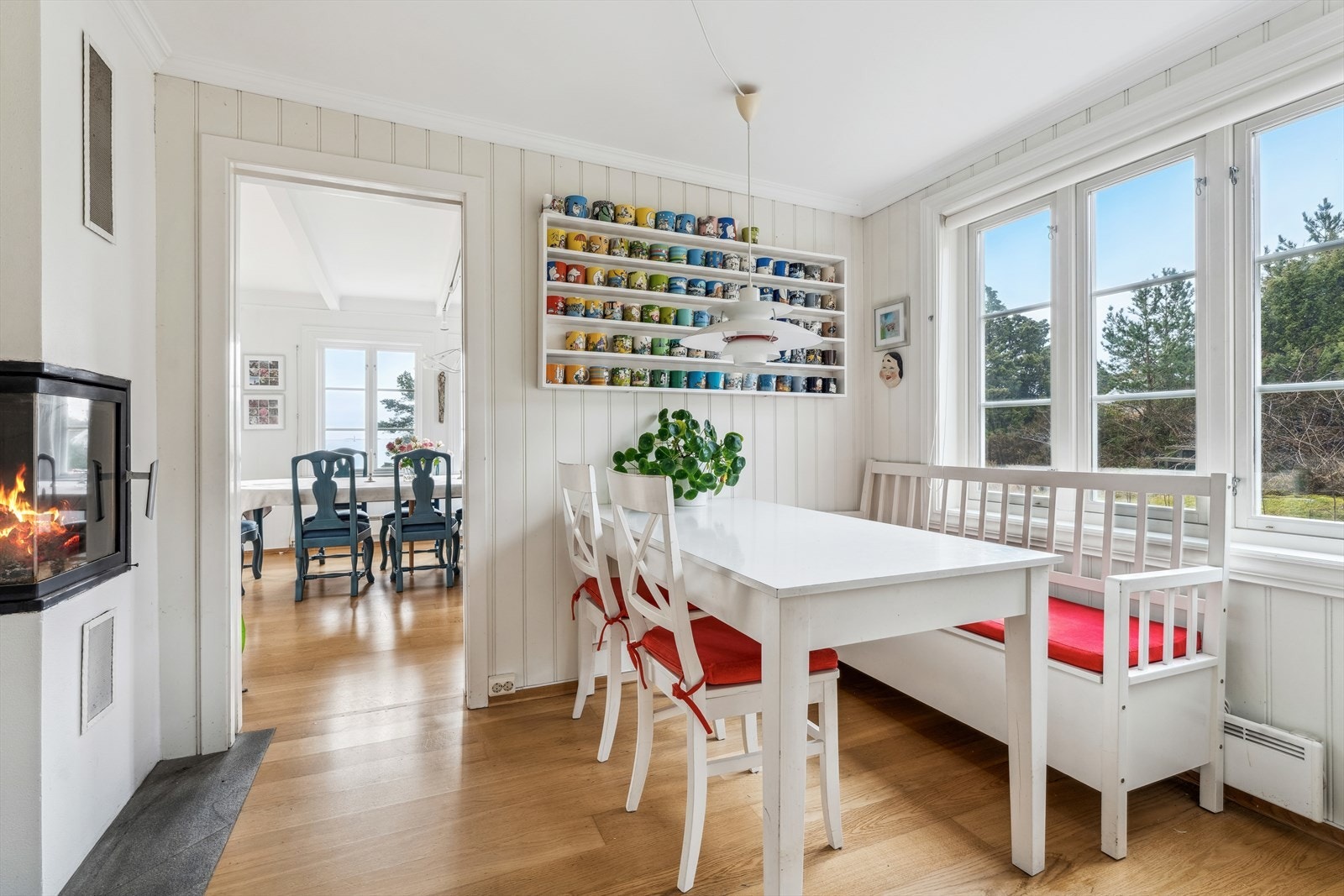 Koselig spiseplass på kjøkken med lun og god peisovn Galleribilde