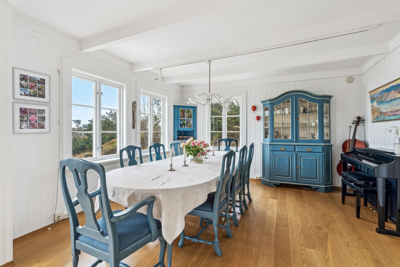 Spisestuen er lys og sjarmerende og perfekt for hyggelige middager og samvær. Galleribilde