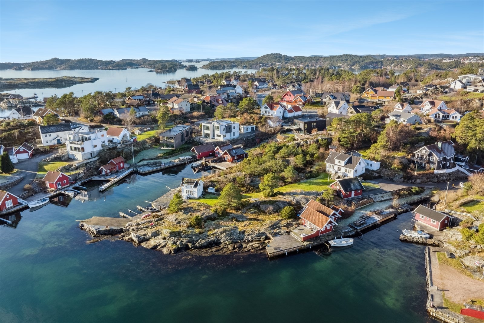 Sørlandsidyllen er på hele 4,7 mål. Den har svaberg, sjøbod og brygge med plass til 7 småbåter, 15-30 fot Galleribilde