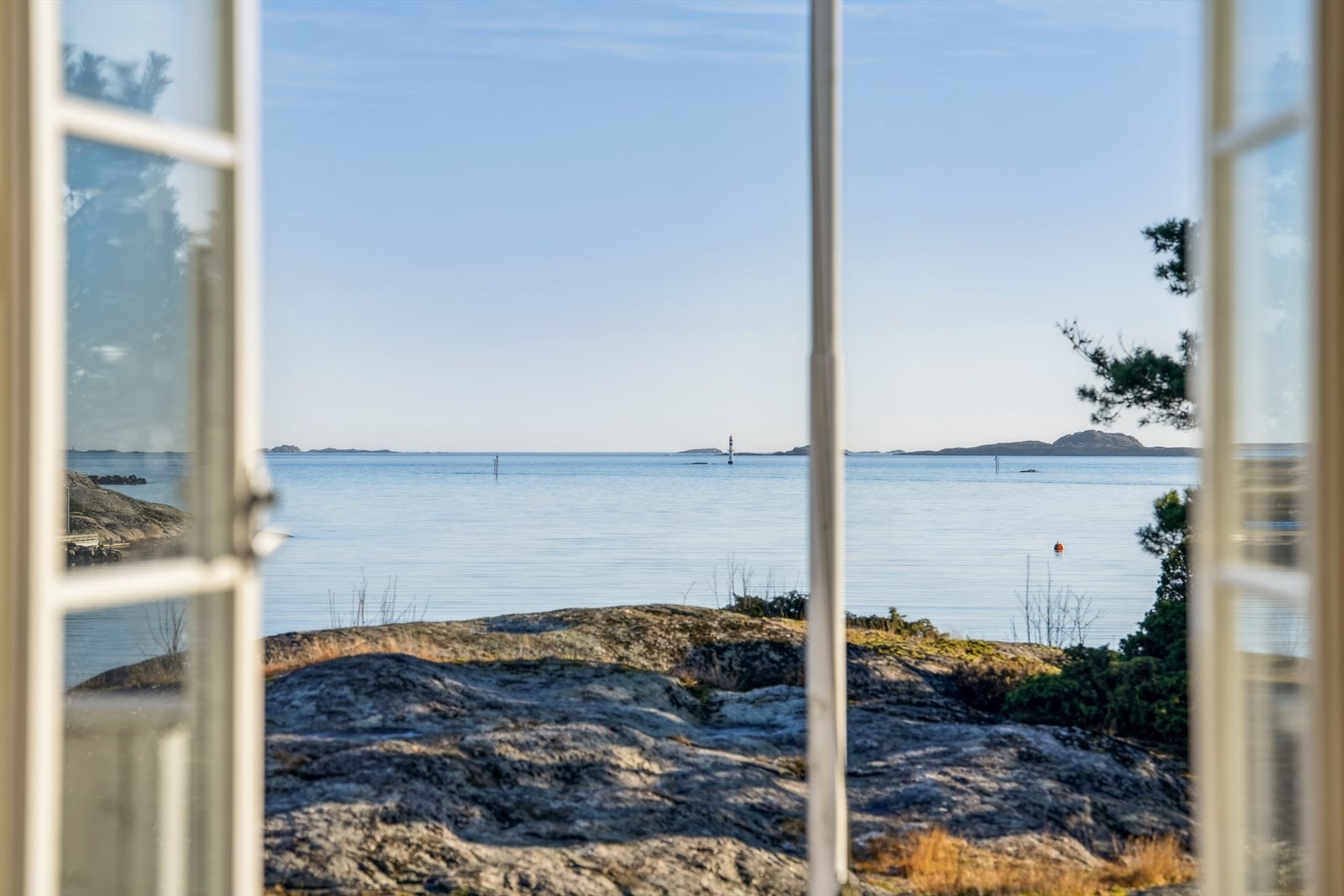 Magisk strandlinje! Idyllisk beliggenhet i Søgne sin skjærgård med sjarmerende hus og båtplasser. Perfekt for naturopplevelser og rolig kystliv. Galleribilde