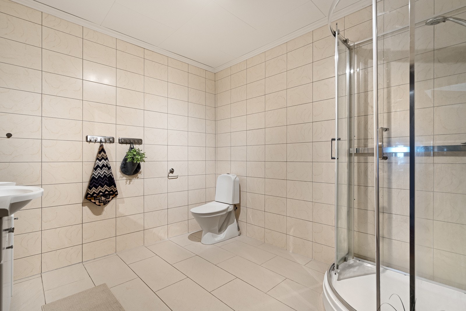 Stort, praktisk og pent baderom med dusjkabinett Galleribilde