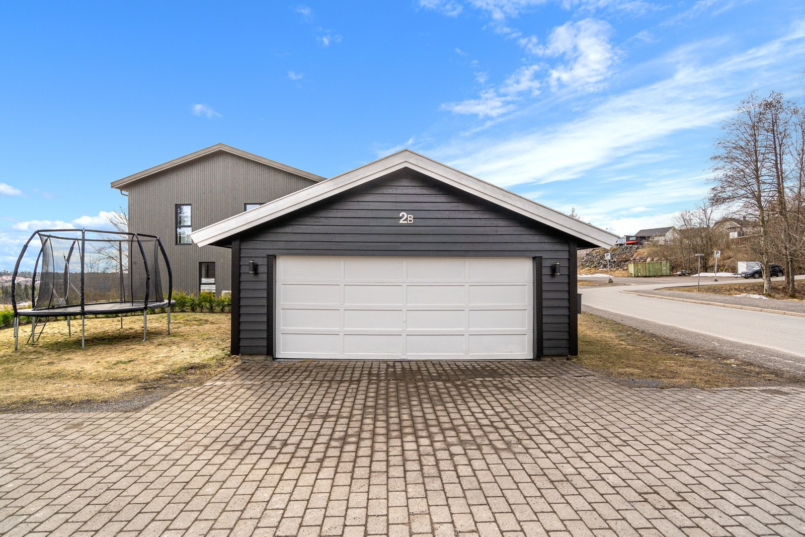 Fin plass til 2 biler inne i garasjen Galleribilde