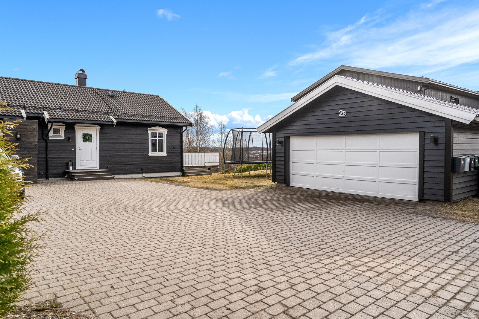 Praktisk og lettstelt, samt dobbelgarasje som hører til boligen Galleribilde