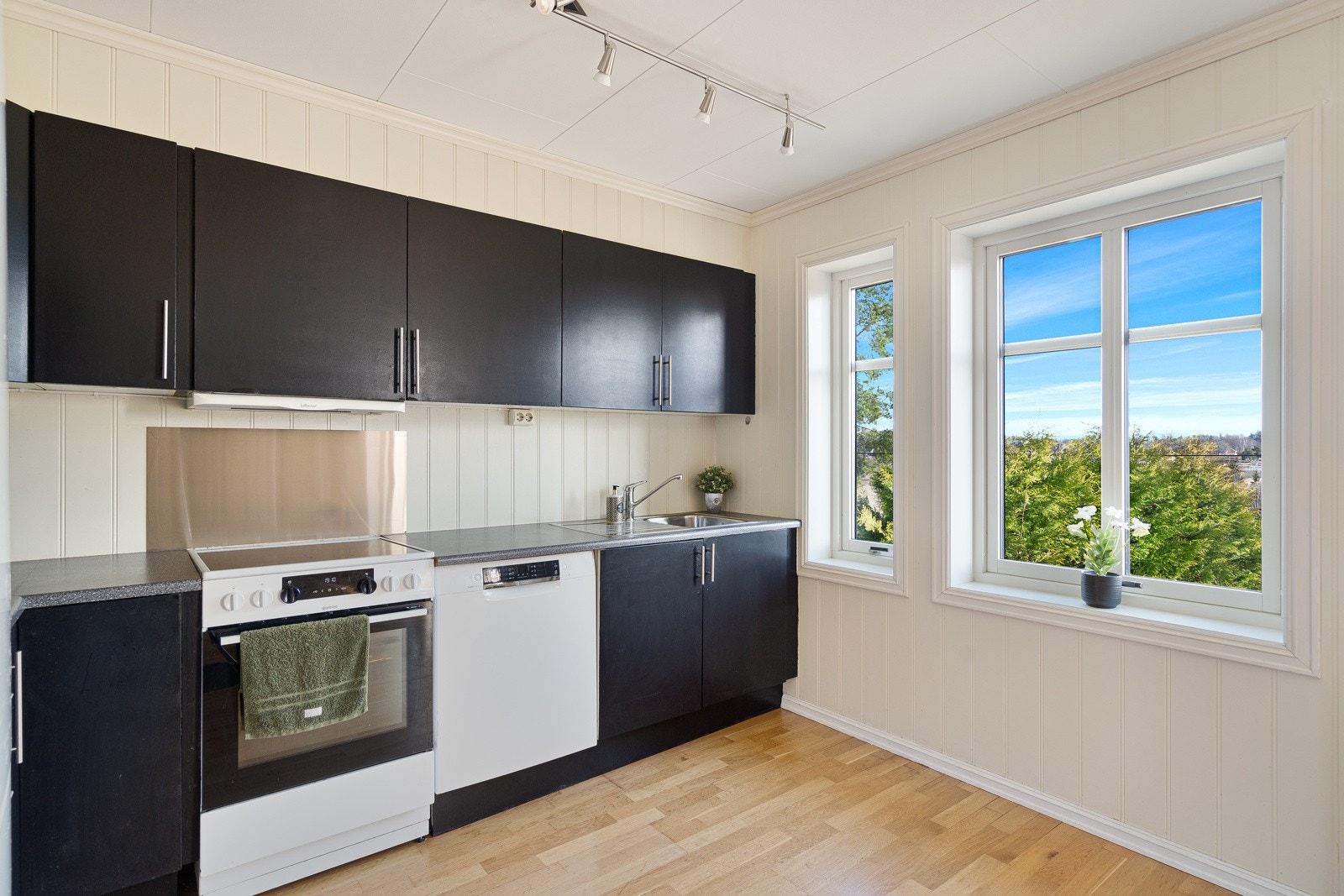 Kjøkkeninnredning fra 2008 (malt opp i senere tid) med hvitevarer Galleribilde