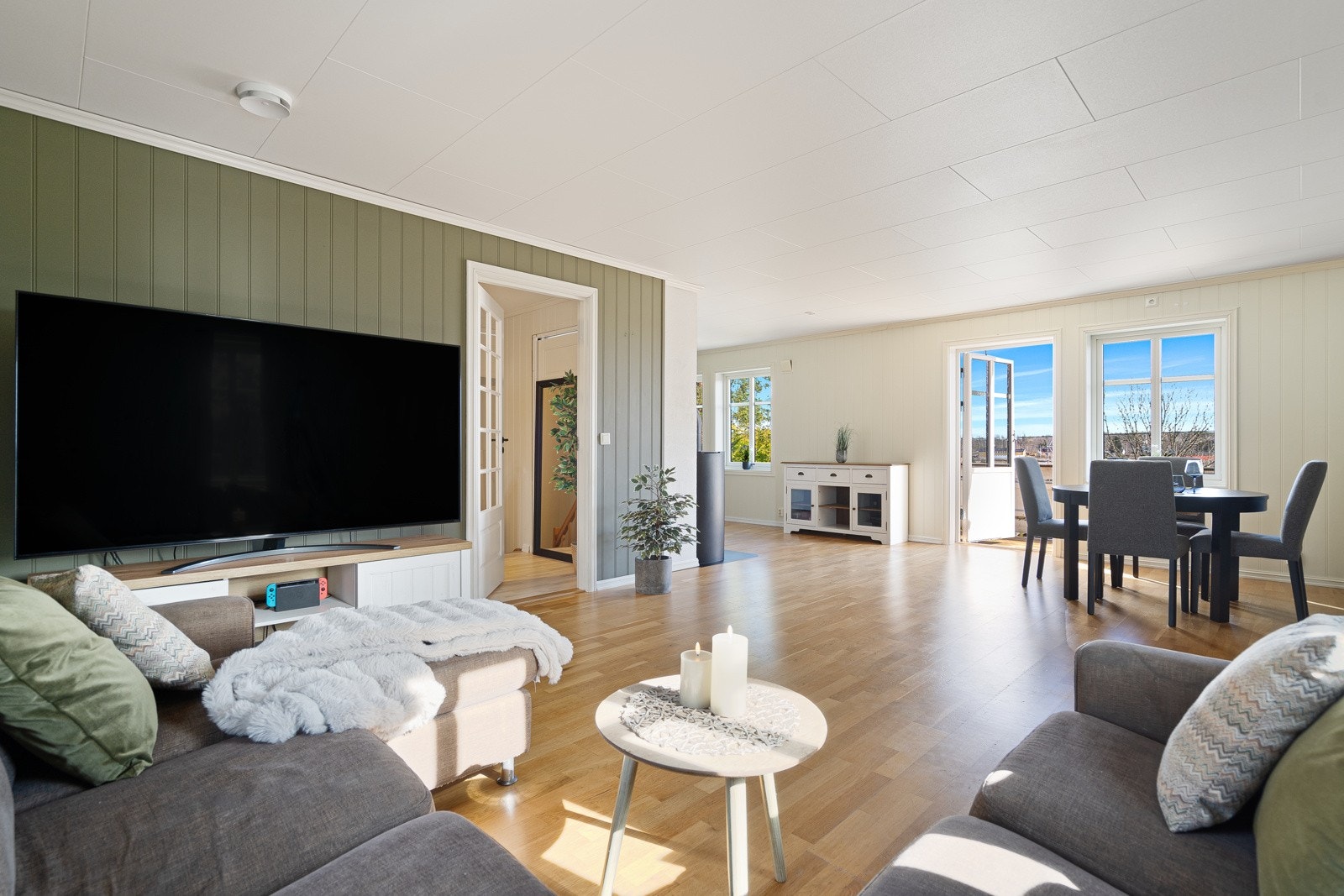 Gjennomlys, flott stue med flere møbleringsmuligheter Galleribilde