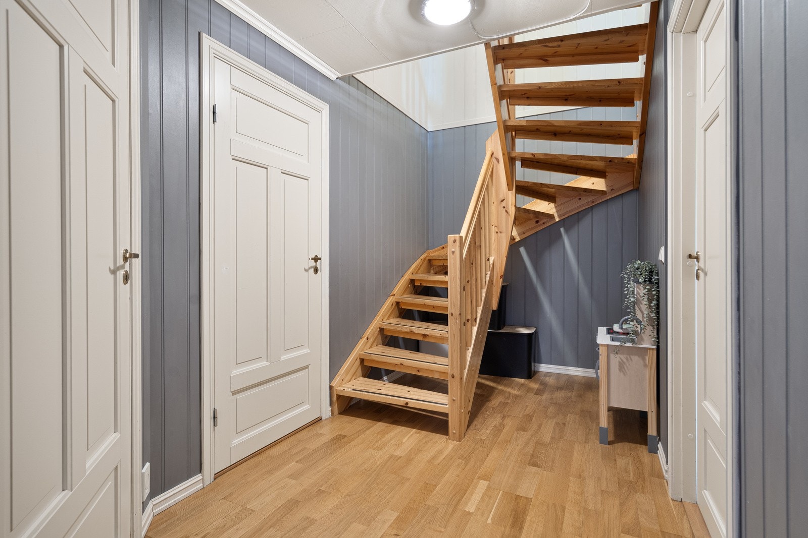 Fin soveromsgang med adkomst til alle rommene i denne etasjen Galleribilde