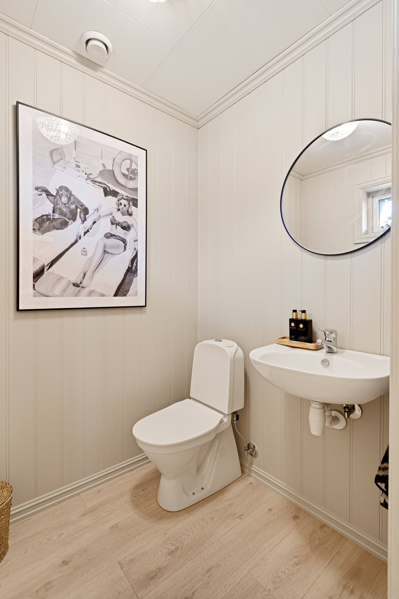 Toalettrom i hovedetasjen med nytt gulv og nylig malt opp Galleribilde