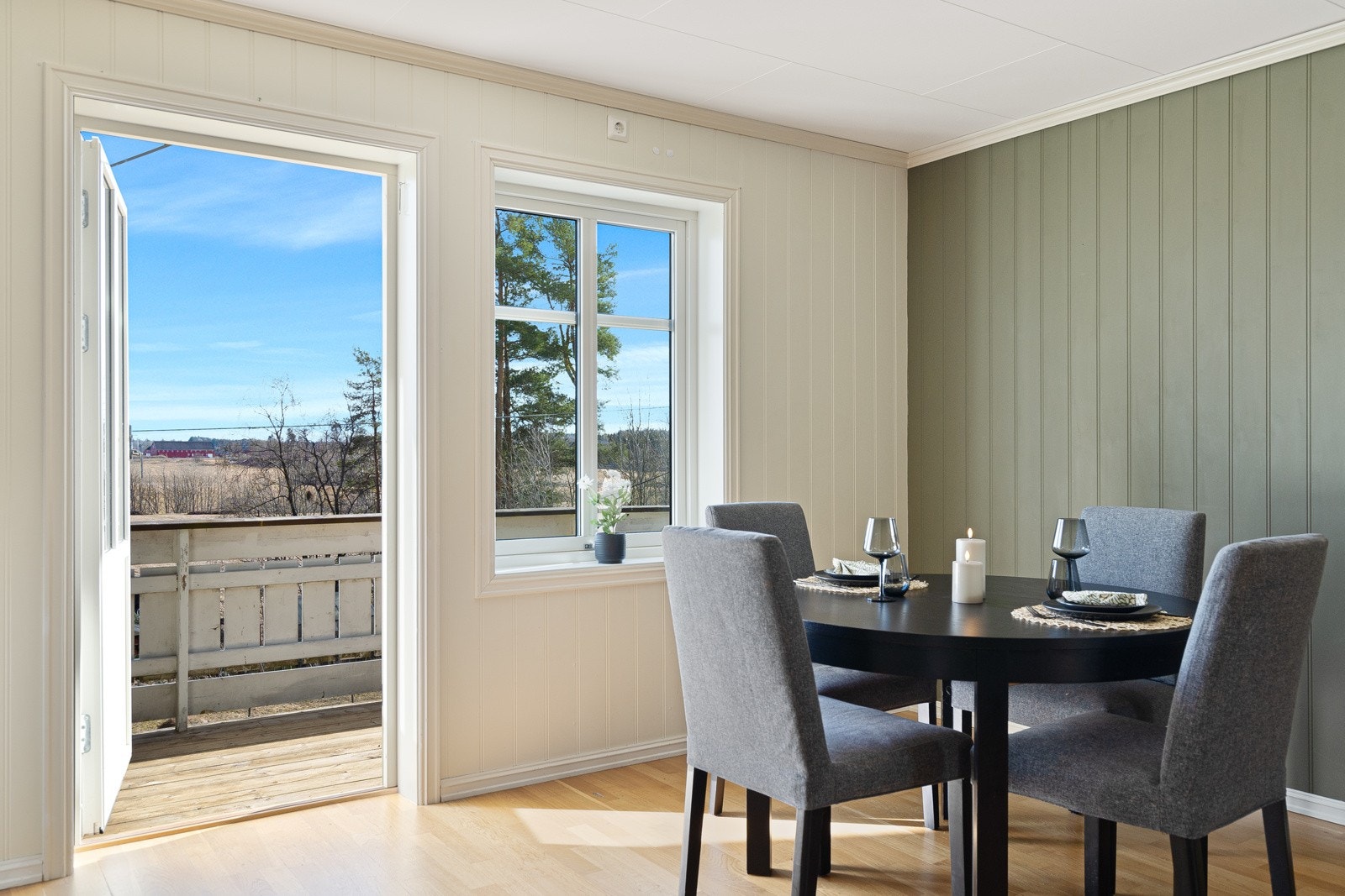 Utgang til stor terrasse mot øst og syd Galleribilde