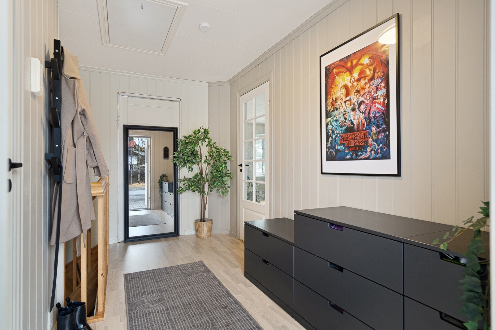 Velkommen inn i denne lyse og moderne gangen - ny parkett og malt opp hele rommet Galleribilde