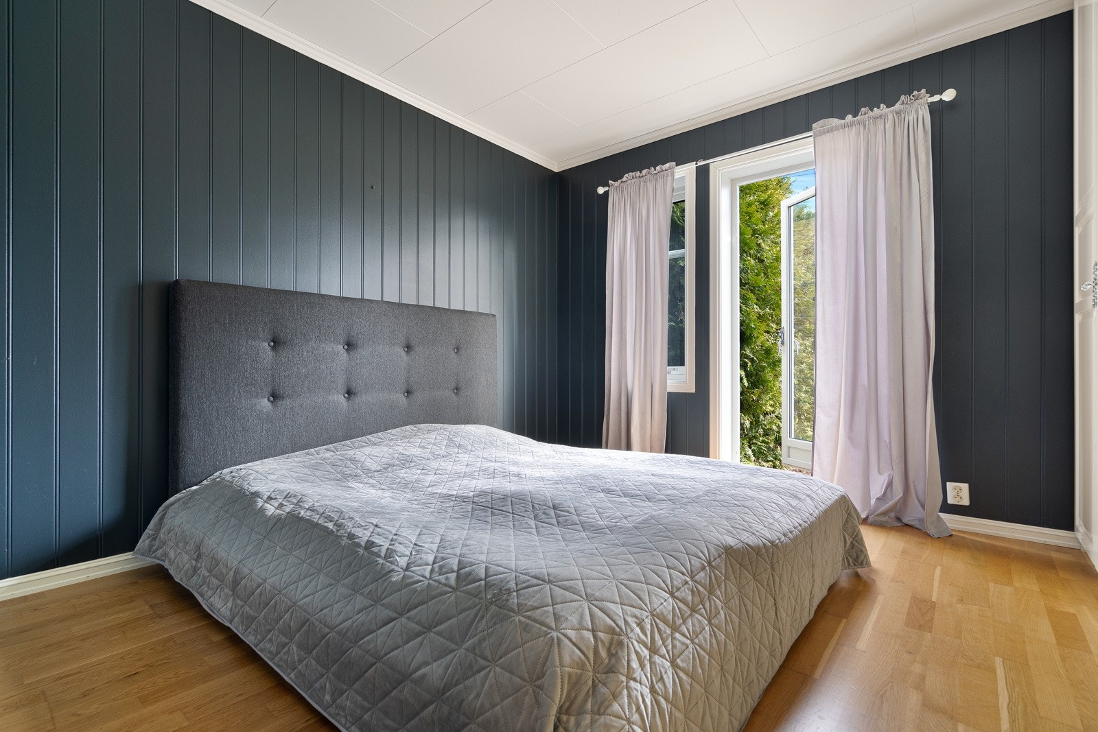 Hyggelig hovedsoverom med egen dør ut til hagen (bakkenivå) Galleribilde