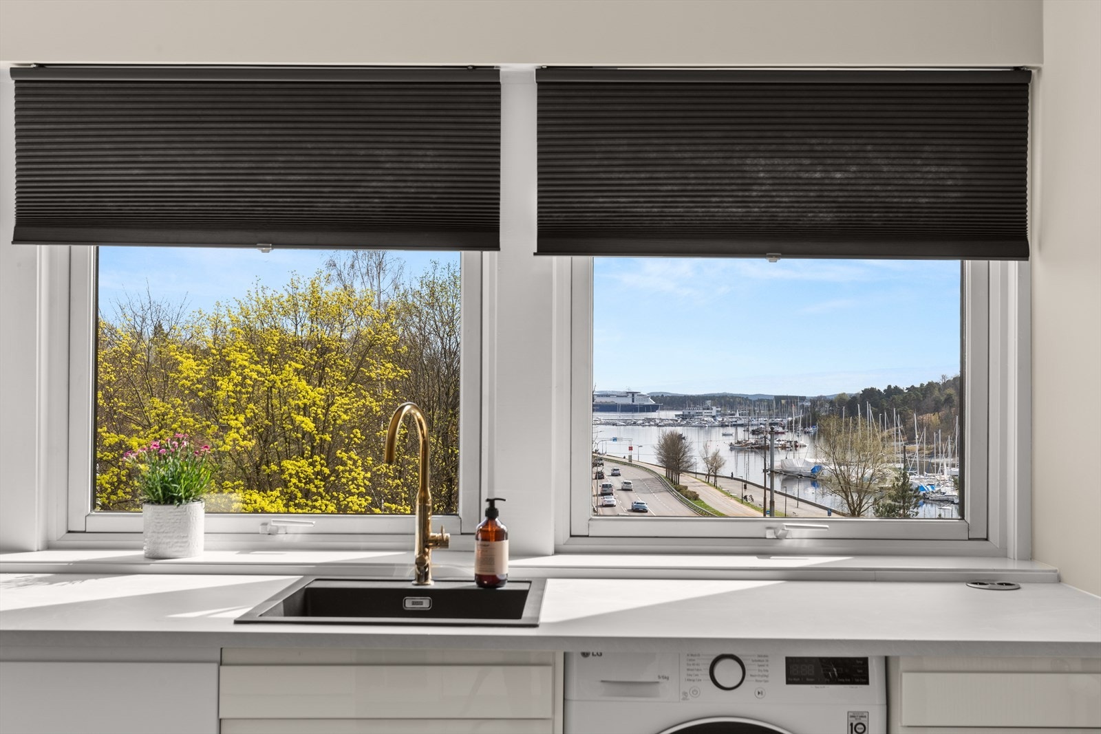 Hyggelig utsyn fra kjøkkenbenken Galleribilde