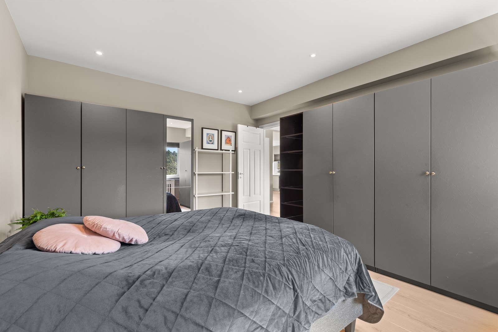 Her er det rikelig med skapplass Galleribilde