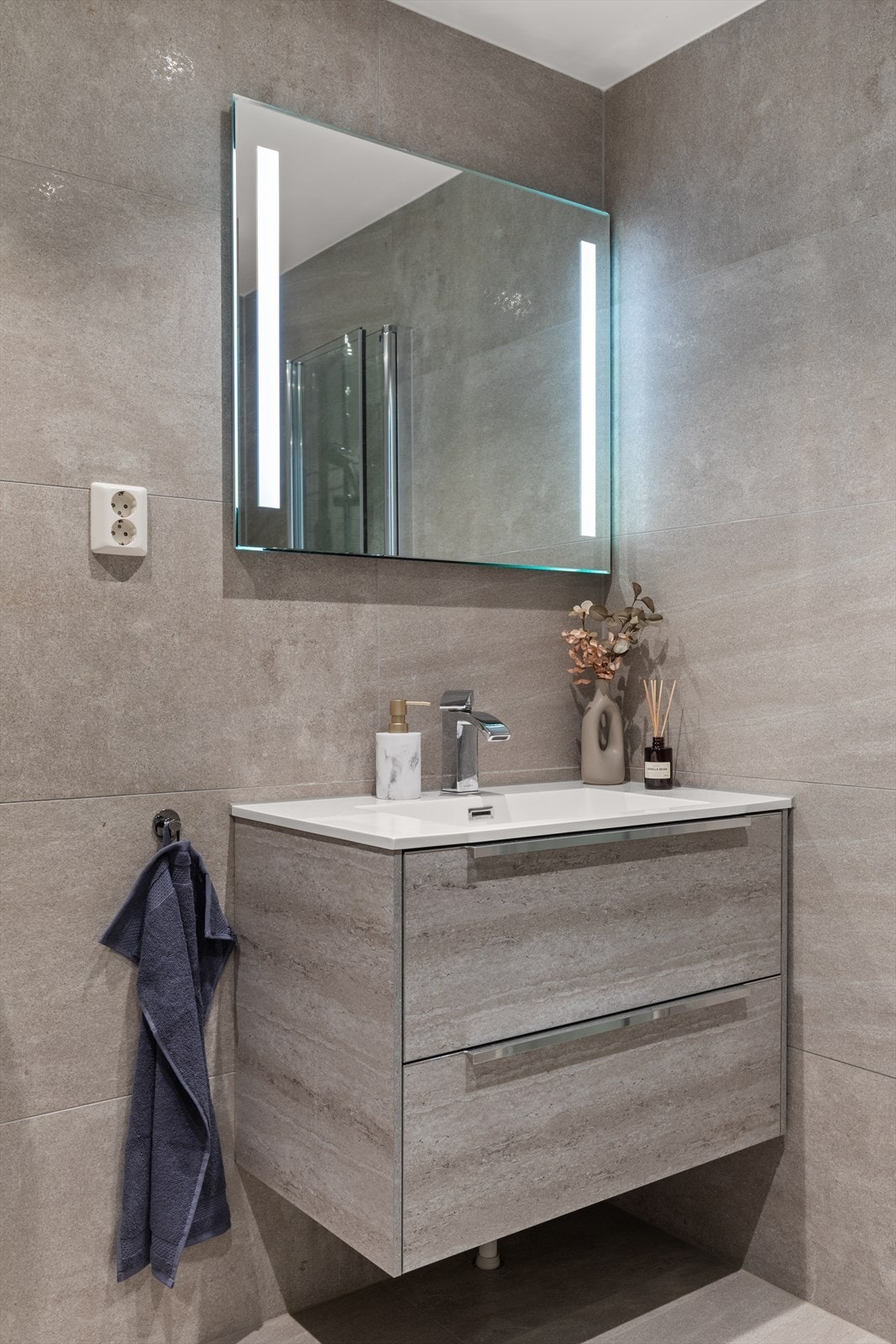 Servant med underskap og speil med lys over Galleribilde