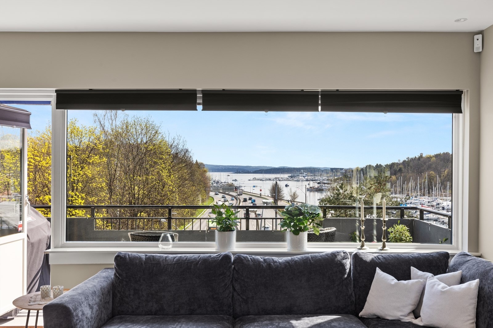 Stuen har utsikt til Frognerkilen og utgang til balkong Galleribilde