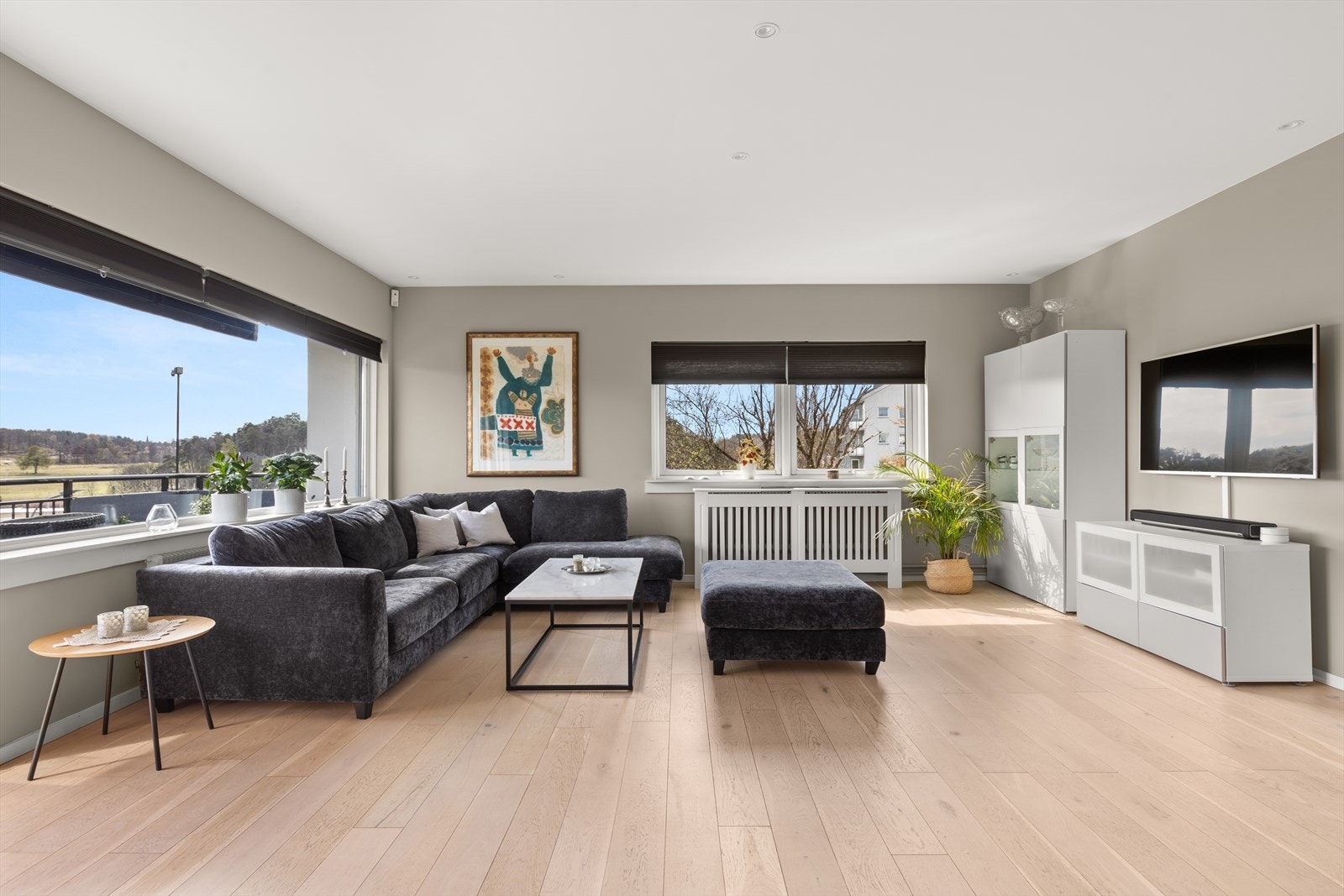 Leiligheten har fjernvarme/bergvarme via radiatorer i alle rom Galleribilde