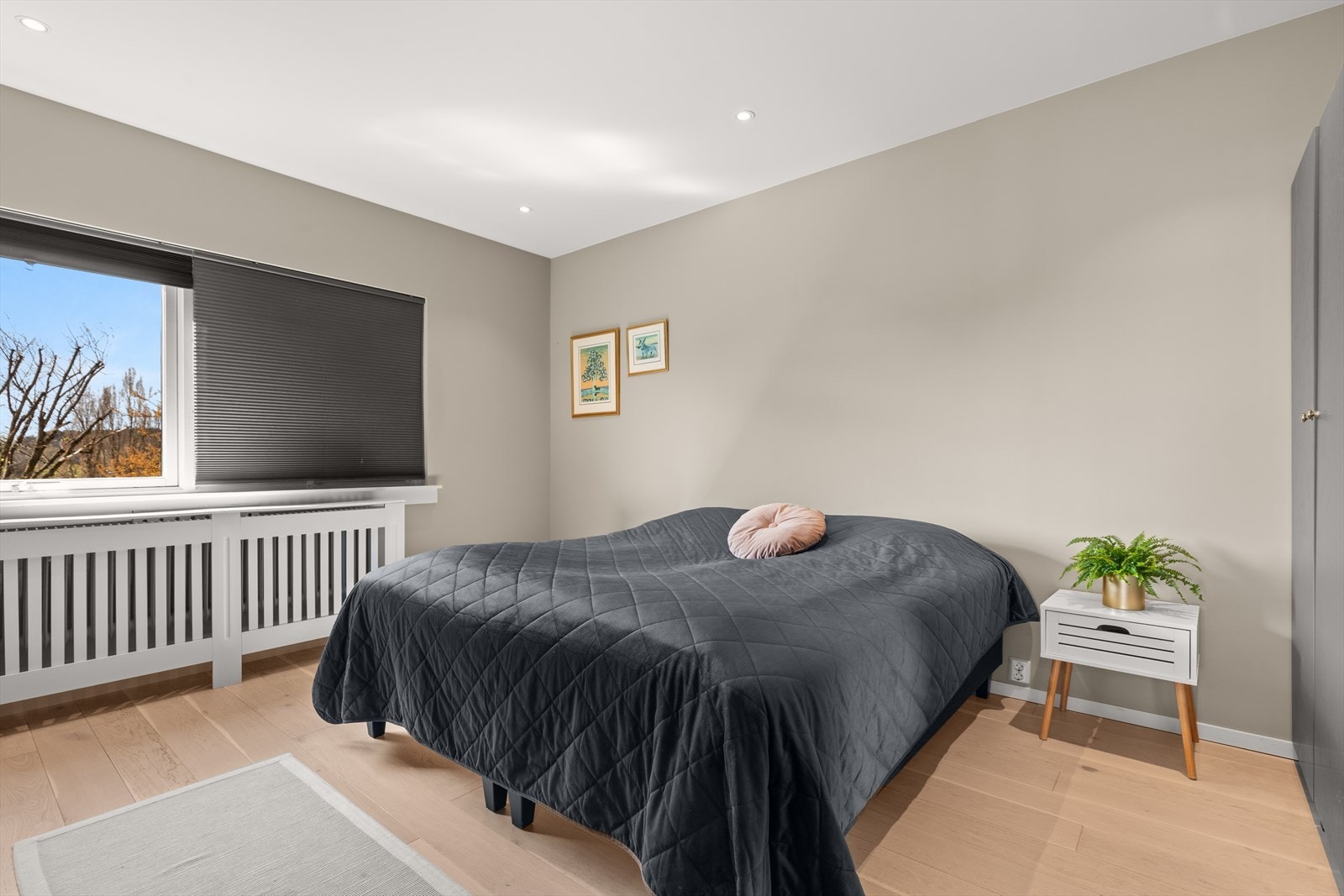 God plass til dobbeltseng med nattbord på hver side hvis ønskelig Galleribilde