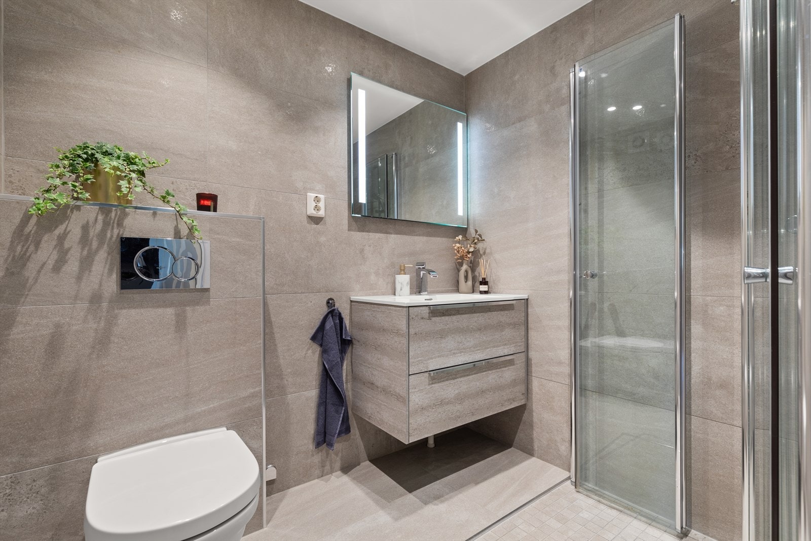 Badet er pusset opp i 2019 . Flislagt bad med varme i gulvet. Dusjsone med mosaikkfliser og innfellbare dører i herdet glass Galleribilde