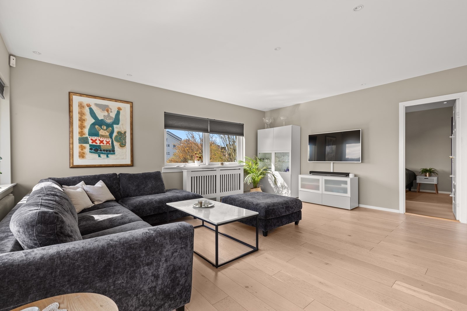 Hovedsoverommet ligger ved siden av stuen Galleribilde