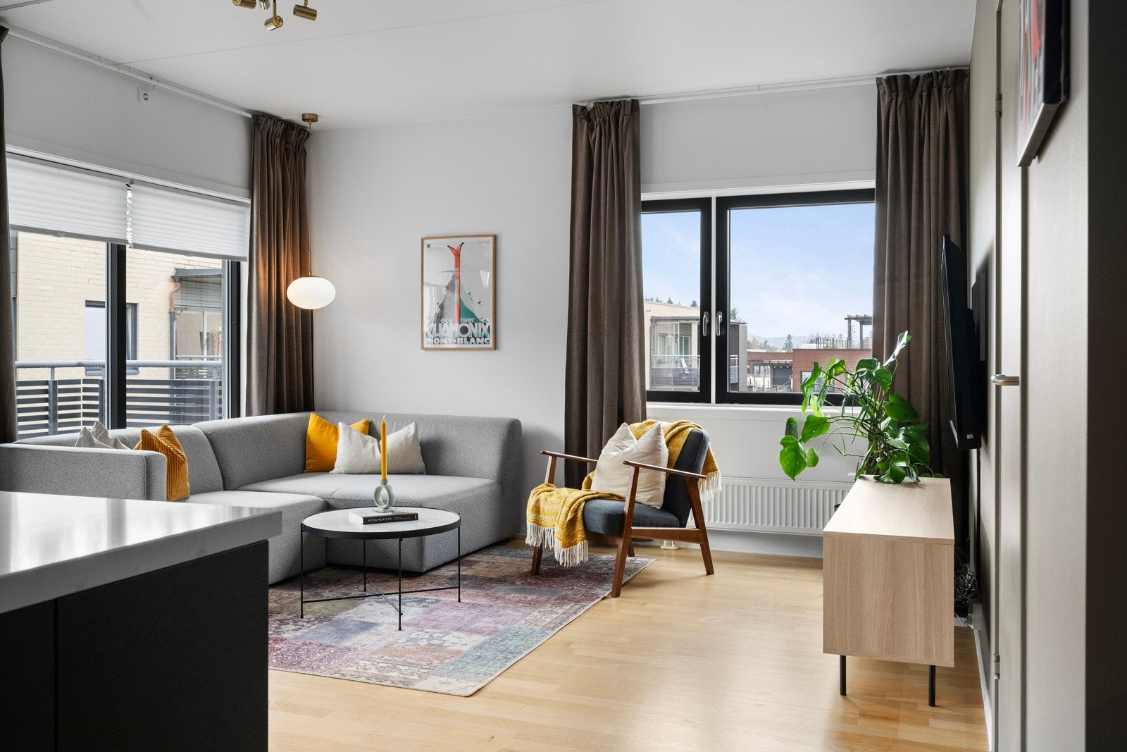 Leiligheten har gjennomgående parkettgulv og slette vegger og tak. Galleribilde