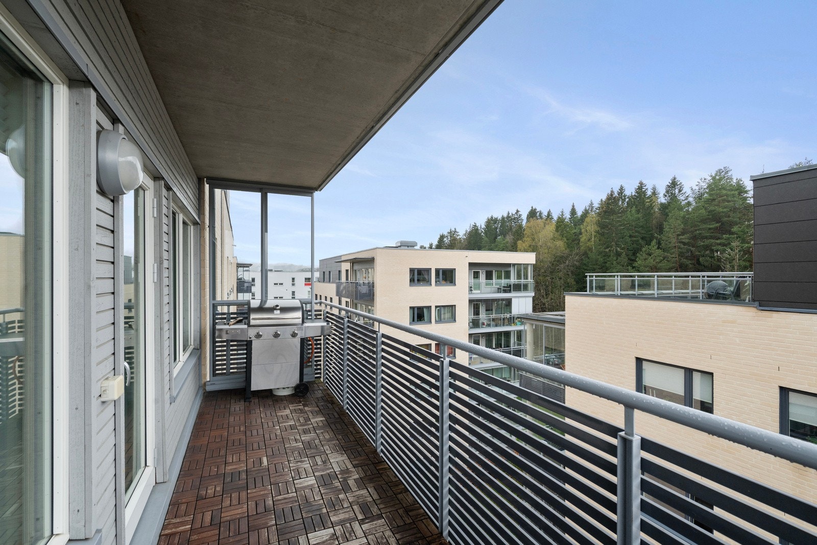 Sydvestvendt balkong med svært gode solforhold. Høyt & fritt Galleribilde