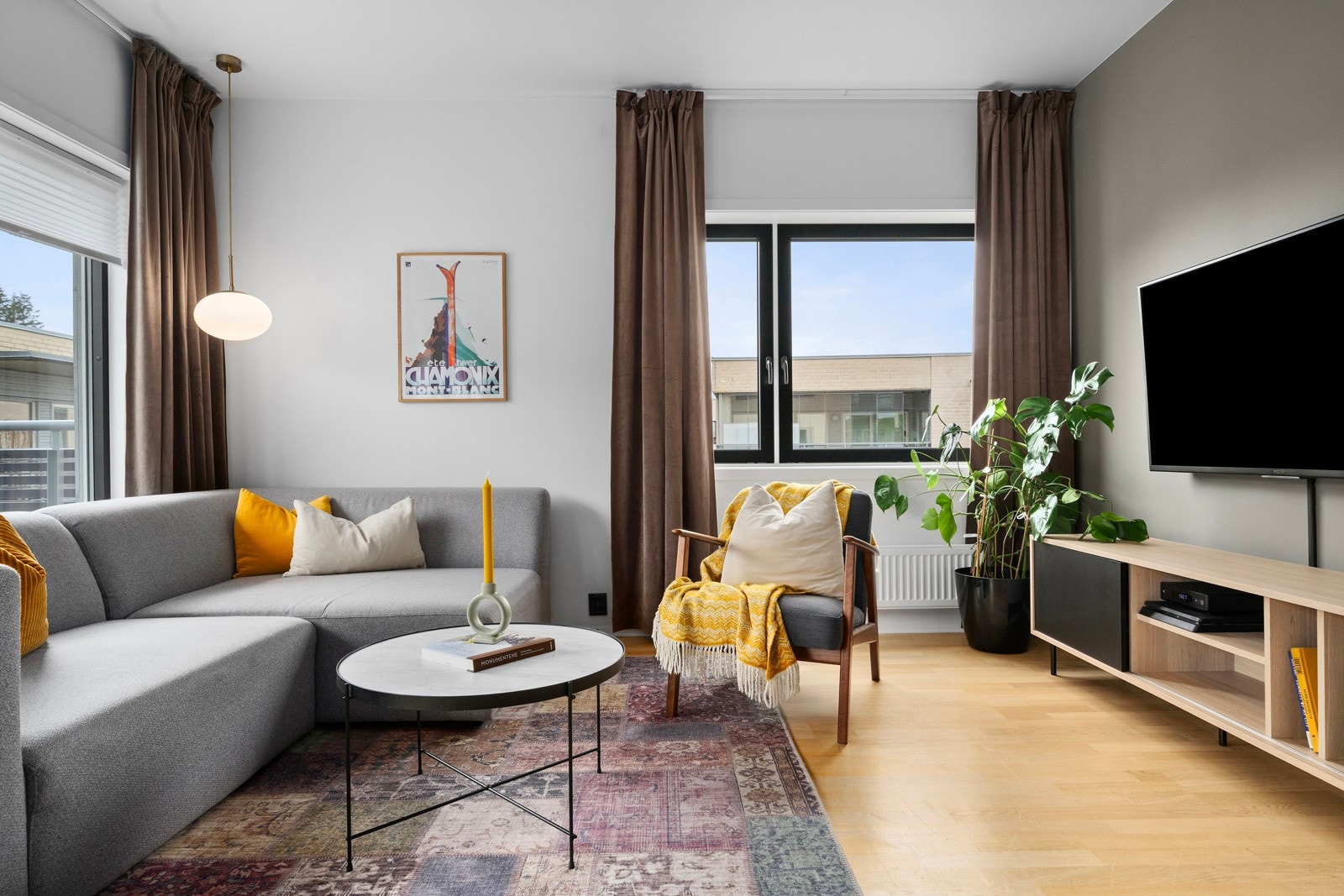 Leiligheten har gjennomgående god standard og moderne fasiliteter som balkong, heis, fast garasjeplass og to boder. Galleribilde