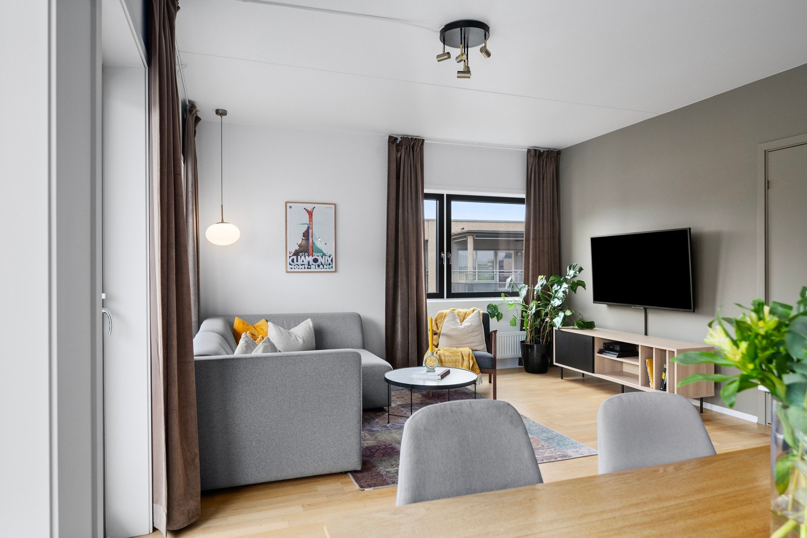 Mye lysinnslipp fra store vinduer, samt god takhøyde gir ekstra god romfølelse. Galleribilde