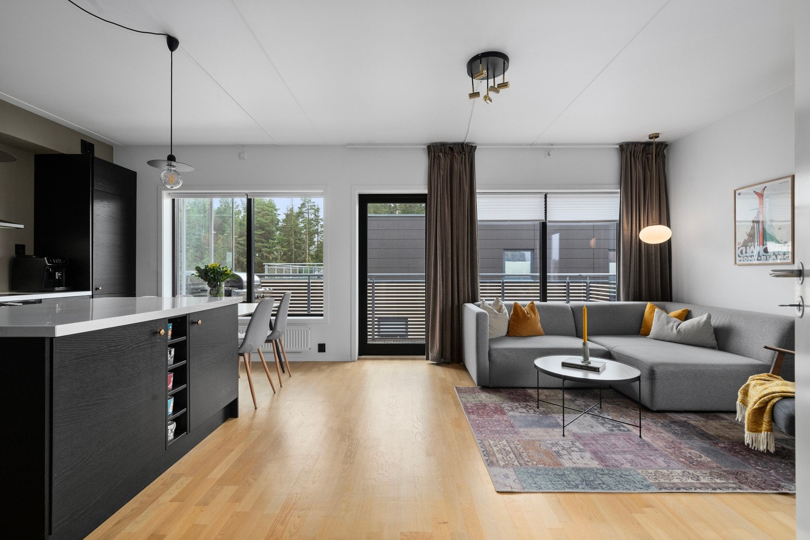 Leiligheten byr på en åpen og luftig løsning med naturlige soner for møblement. Galleribilde