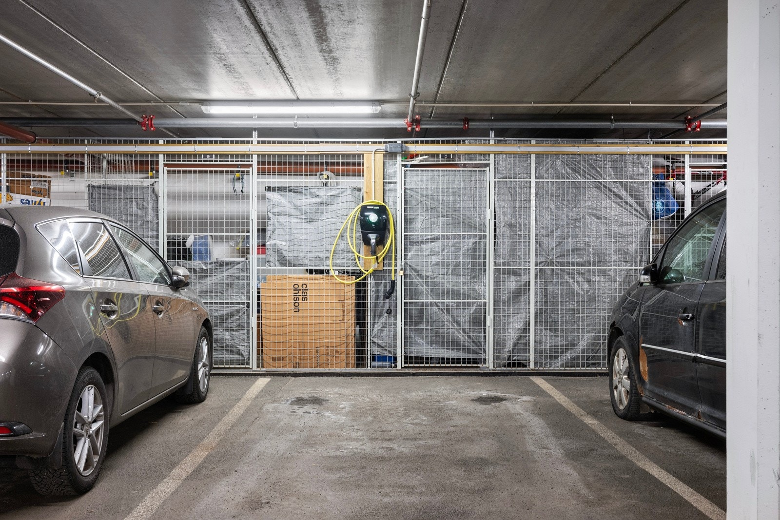 Det medfølger fast garasjeplass med lader i kjelleranlegg, samt giytterbod på ca. 5 vm i bakkant. Det e rheisadkomst fra kjeller til leilighetsplan i 6.etg. Galleribilde