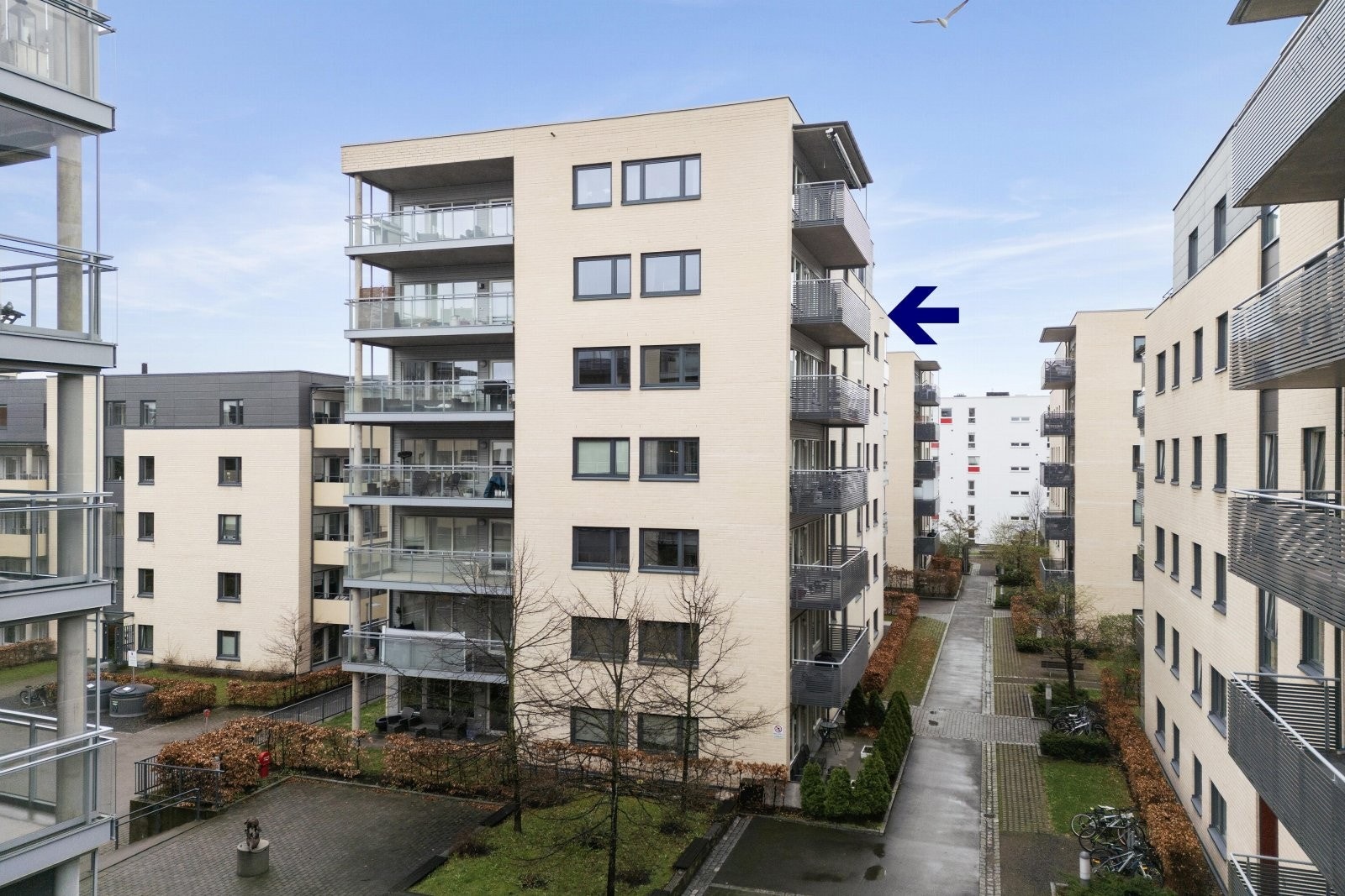 Leiligheten ligger i et hyggelig sameie sentralt i Lørenskog, med gangavstand til alle servicetilbud. Galleribilde