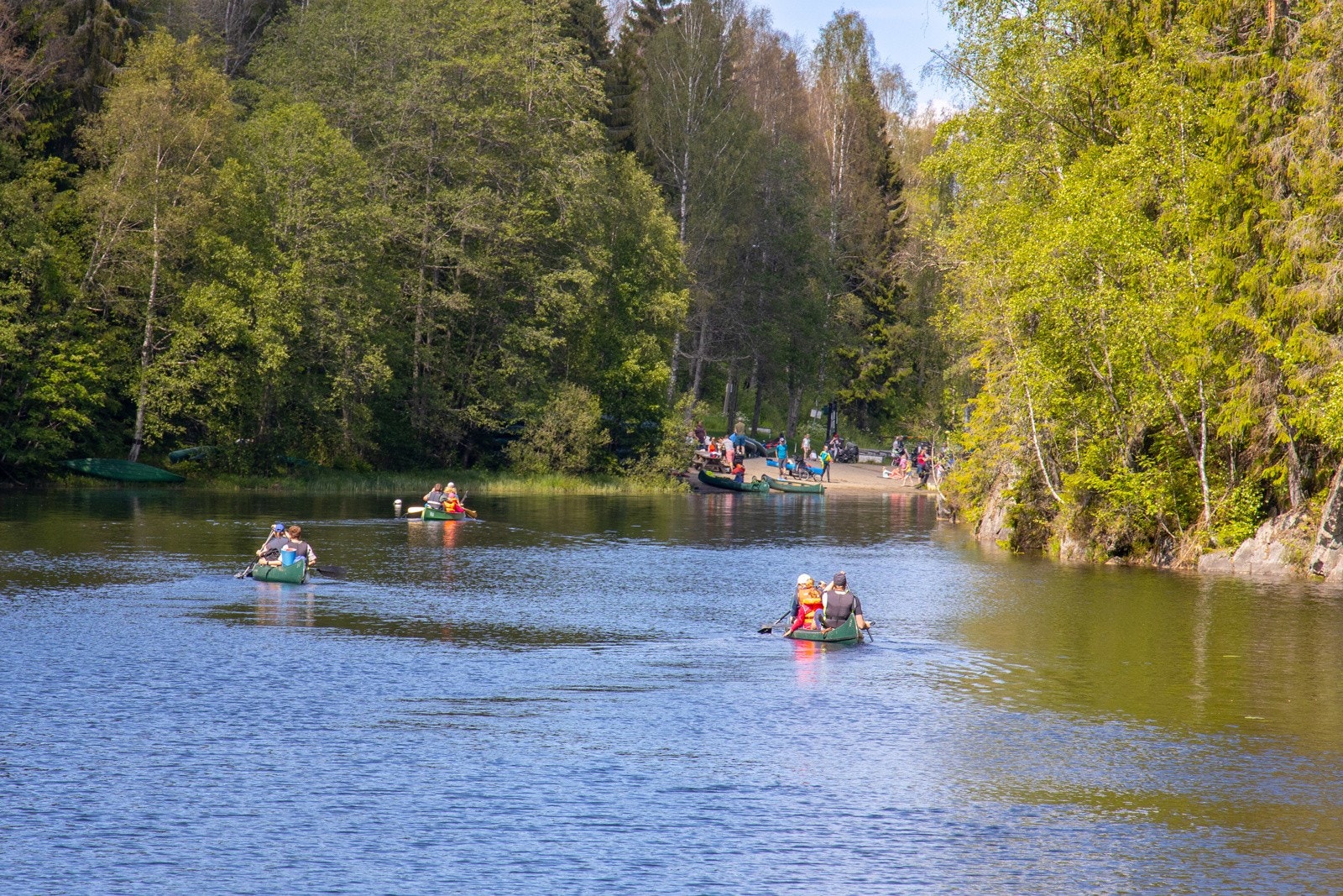 Det er mulighet for å padle kano og bade i Mønevann på sommerstid. Galleribilde