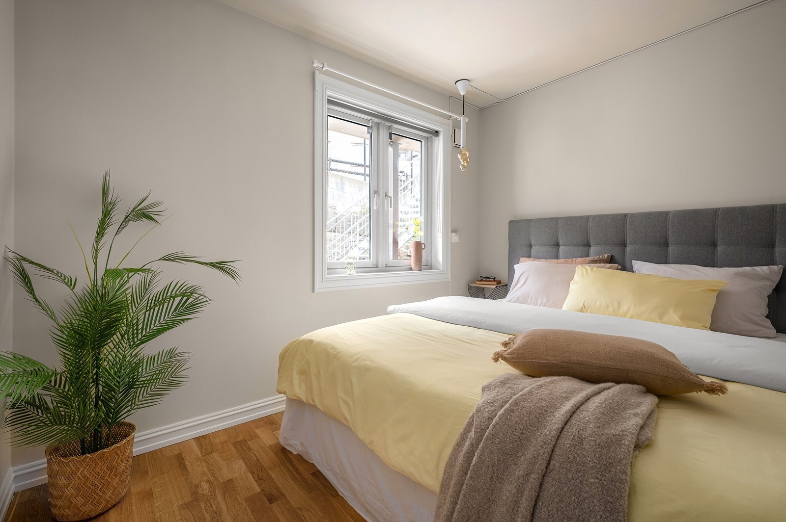 Soverommet vender mot rolig bakgård, uten støy - gode soveforhold! Galleribilde